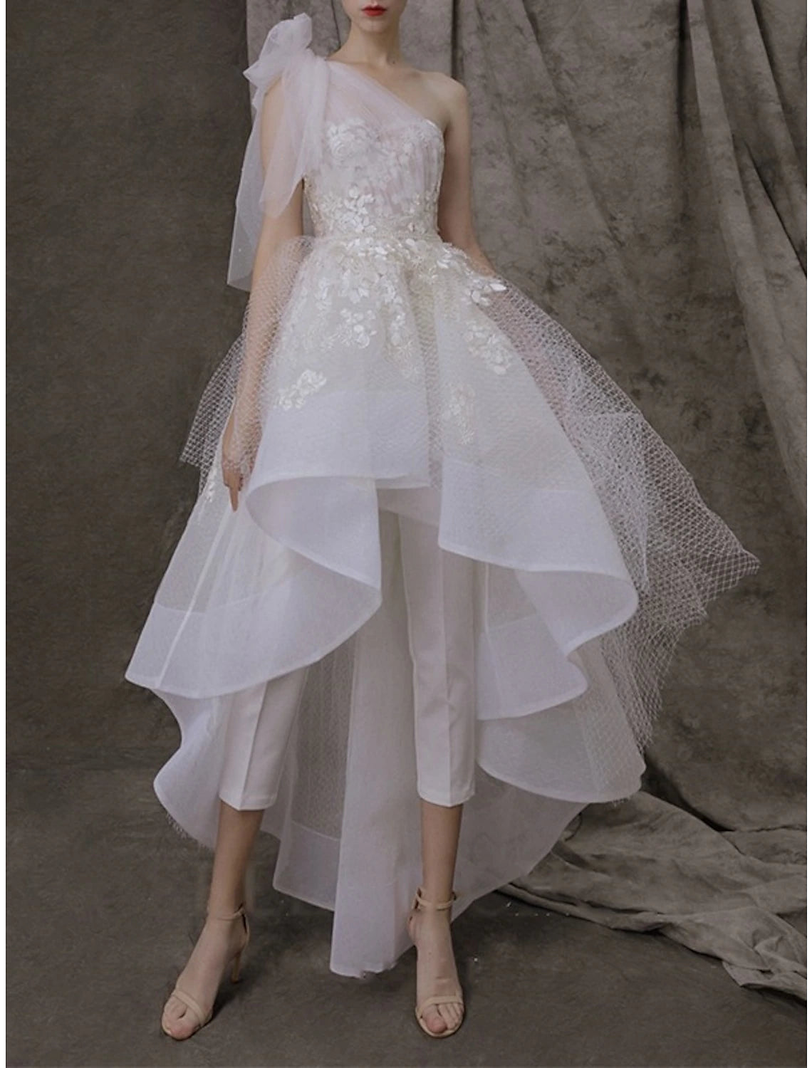 Robes de mariée vintage de fiançailles, combinaisons, une épaule, sans manches, asymétriques, en dentelle, avec nœud(s) et plis