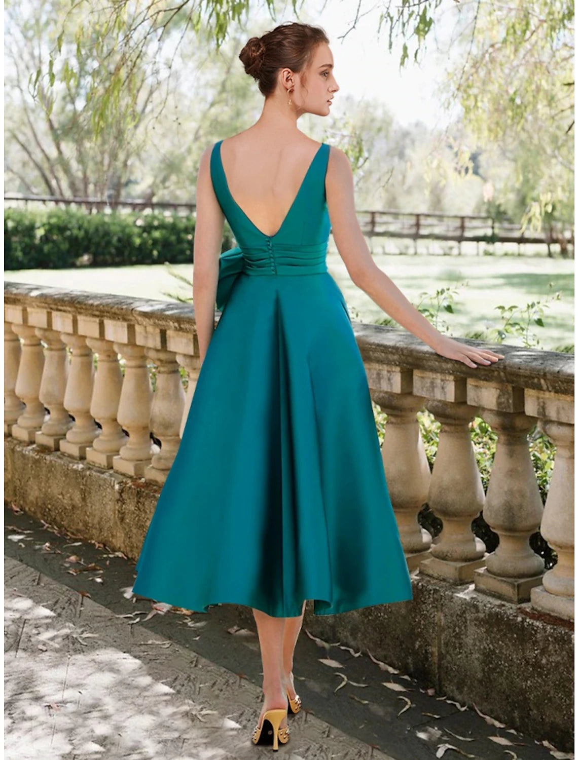 Robe de cocktail trapèze élégante, longueur thé, rouge et verte, sans manches, col rond, satin avec plis et cristaux froncés