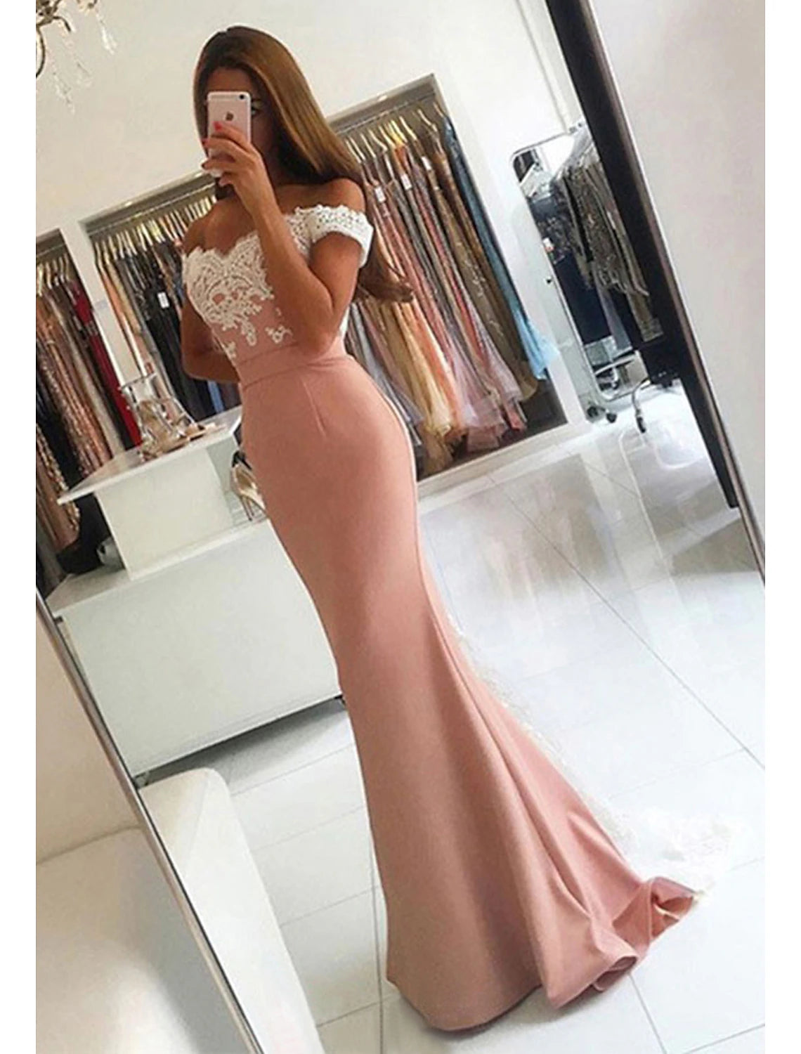 Robe de bal en satin, forme sirène, décolleté en V, traîne avec dentelle