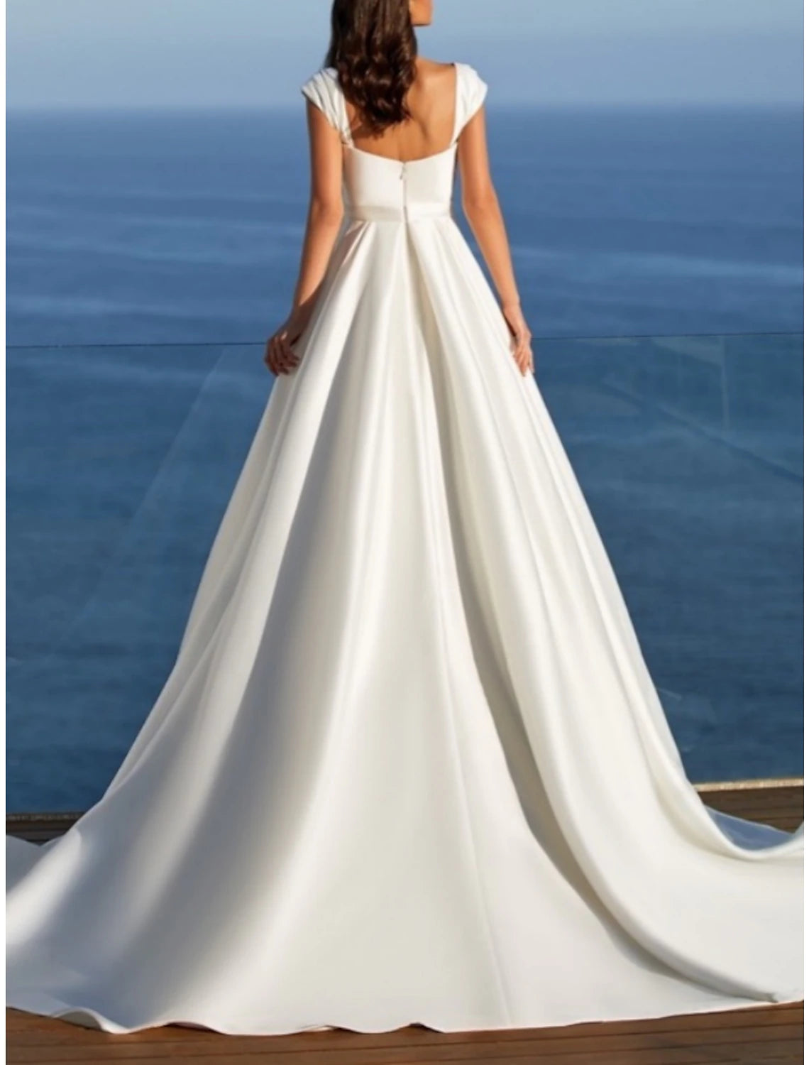 Robes de mariée simples de plage, coupe trapèze, décolleté en cœur, manches courtes, traîne courte, en satin, avec plis et fente sur le devant