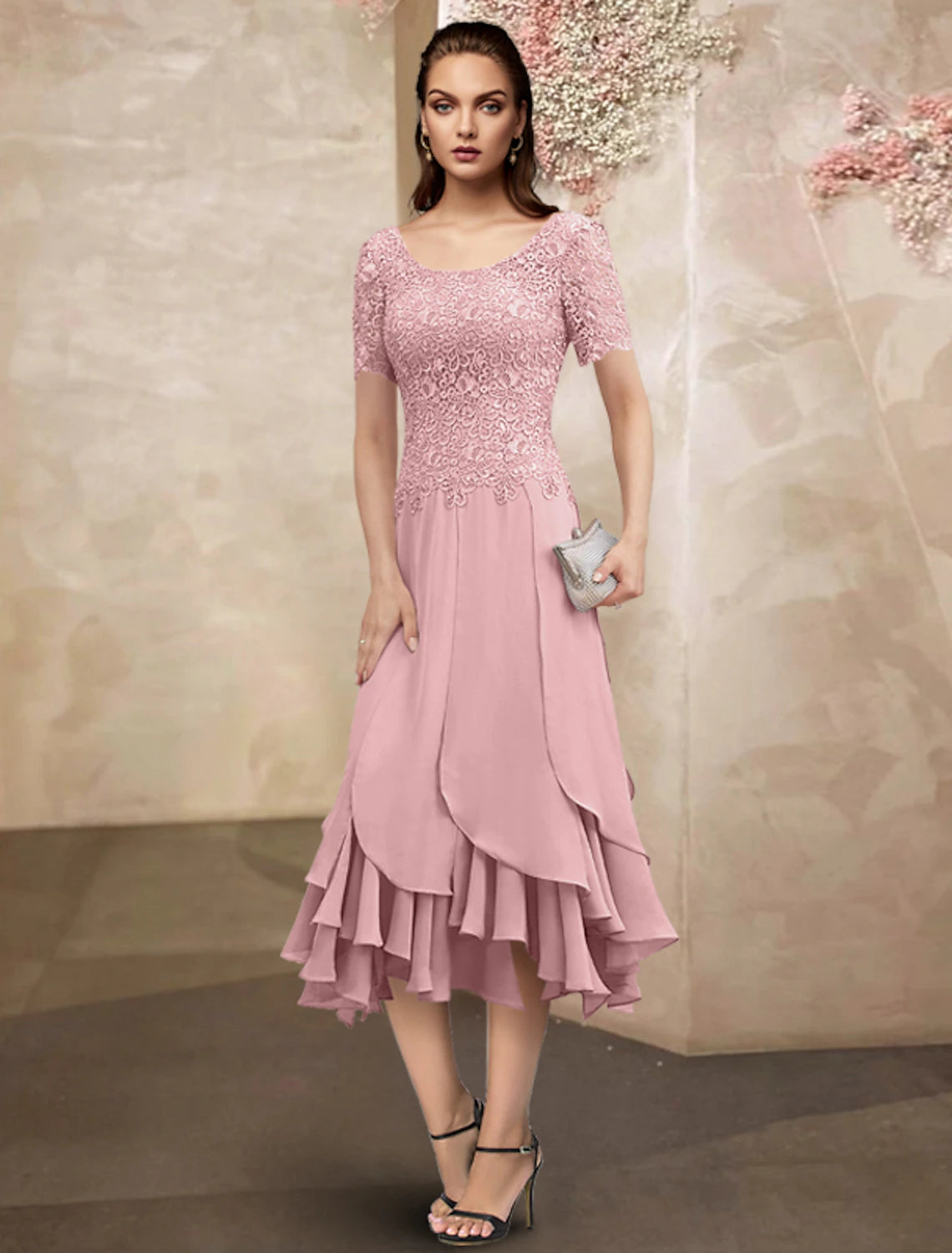 Meerjungfrau/Trompete Kleid für die Brautmutter, elegant, hoch und tief, Rundhalsausschnitt, asymmetrisch, knielang, Chiffon, Spitze, kurze Ärmel, Wickelkleid mit Spitzenrüschen