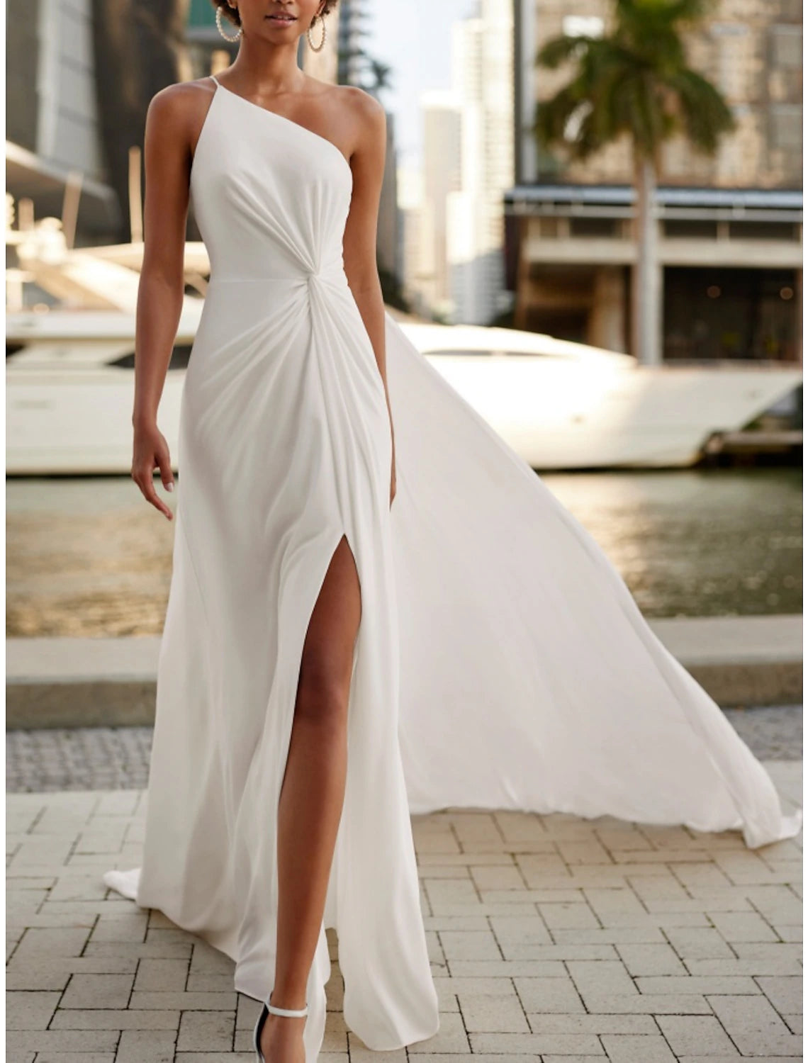 Hall Formale Brautkleider A-Linie Eine Schulter Ärmellos Hofschleppe Chiffon Brautkleider Mit Falten Geschlitzte Vorderseite