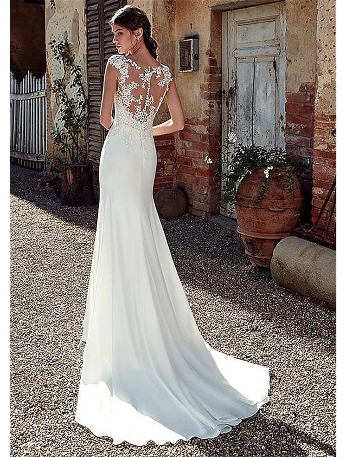 Robe de mariée sirène dos nu, col illusion, manches courtes, traîne courte, en mousseline, avec appliques