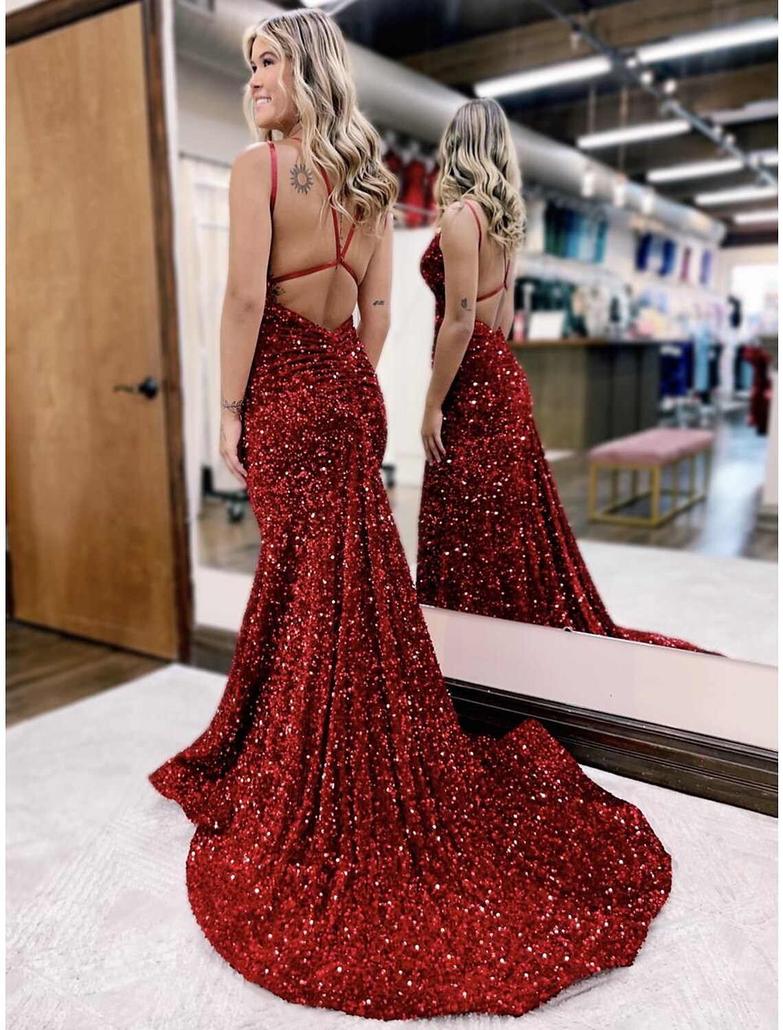 Meerjungfrau/Trompete Ballkleider Sparkle &amp; Shine Kleid Formale Hochzeit Party Hofschleppe Ärmellos V-Ausschnitt Pailletten Rückenfrei mit Pailletten
