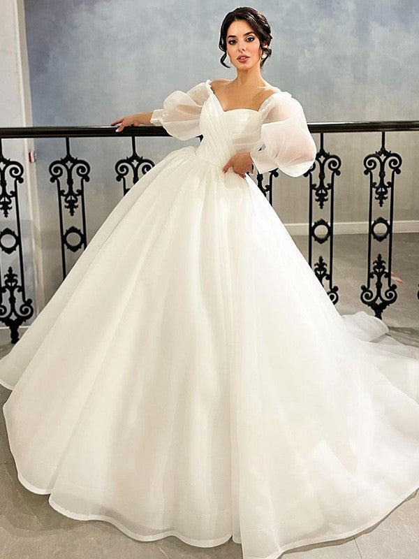 Robe de mariée en organza à volants et manches 3/4, décolleté en cœur, traîne courte
