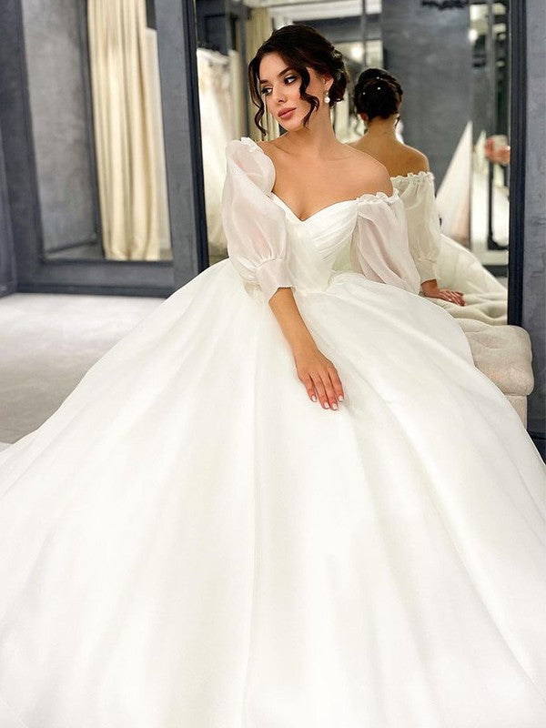 Robe de mariée en organza à volants et manches 3/4, décolleté en cœur, traîne courte