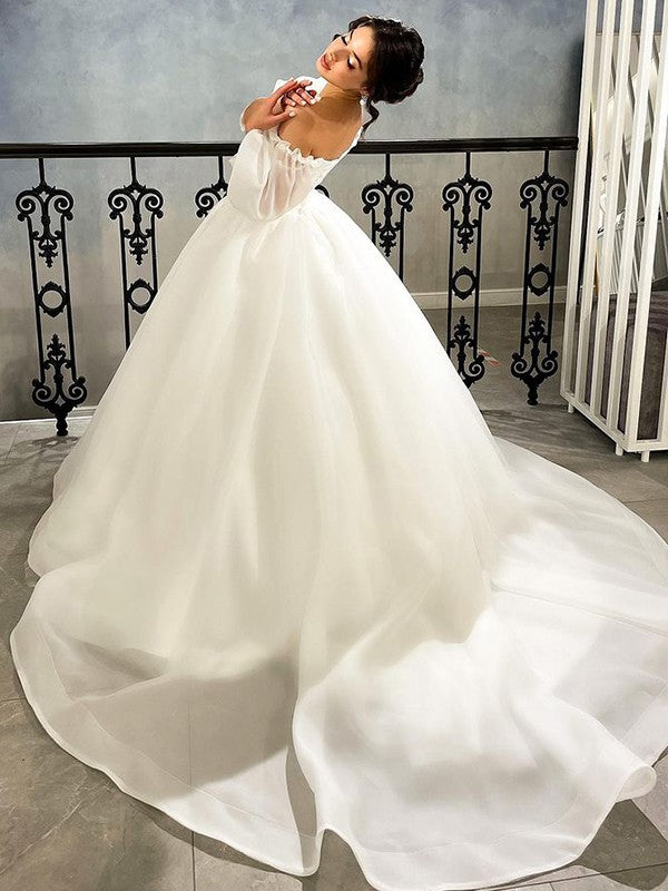 Robe de mariée en organza à volants et manches 3/4, décolleté en cœur, traîne courte