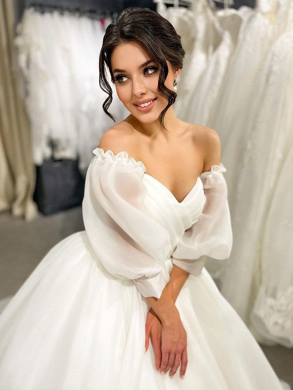 Robe de mariée en organza à volants et manches 3/4, décolleté en cœur, traîne courte