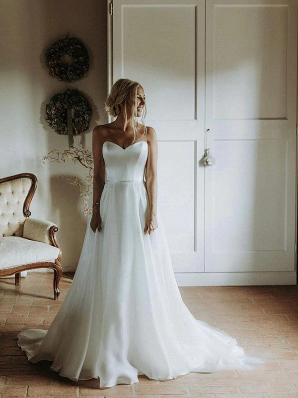 Robe de mariée trapèze/princesse en organza à volants, décolleté en cœur, sans manches, traîne courte