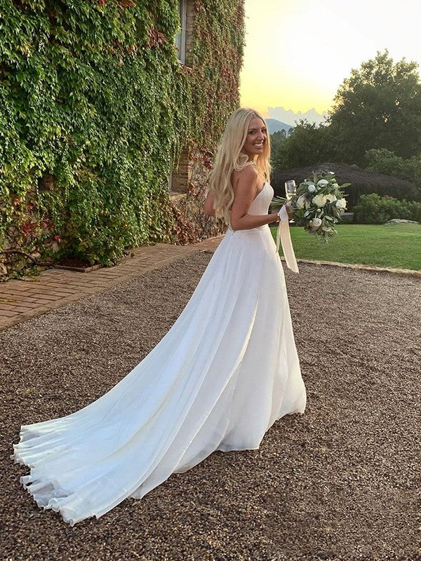 Robe de mariée trapèze/princesse en organza à volants, décolleté en cœur, sans manches, traîne courte