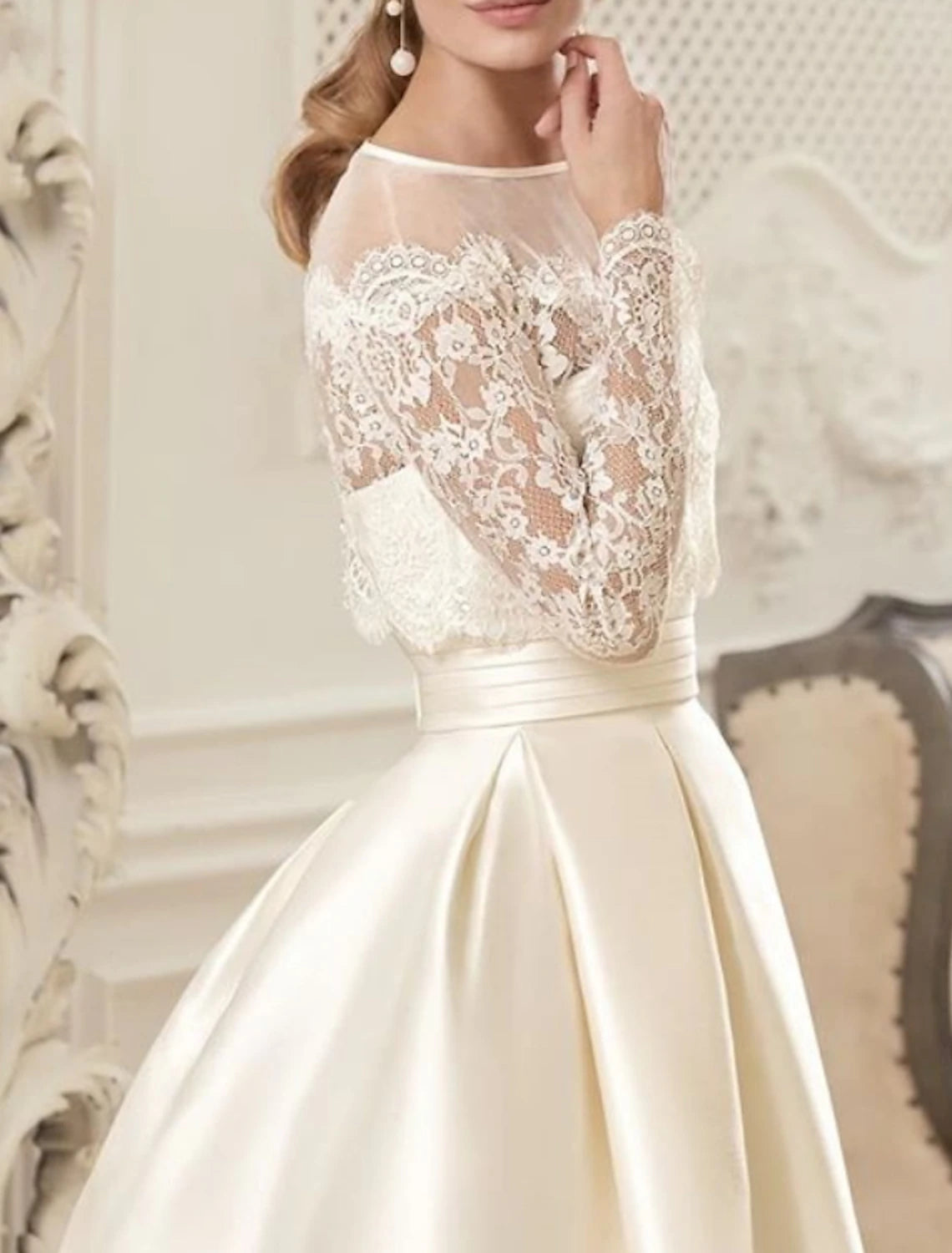 Robe de mariée vintage années 1940/1950, coupe trapèze, col illusion, manches longues, longueur au sol, en satin, avec plis et perles