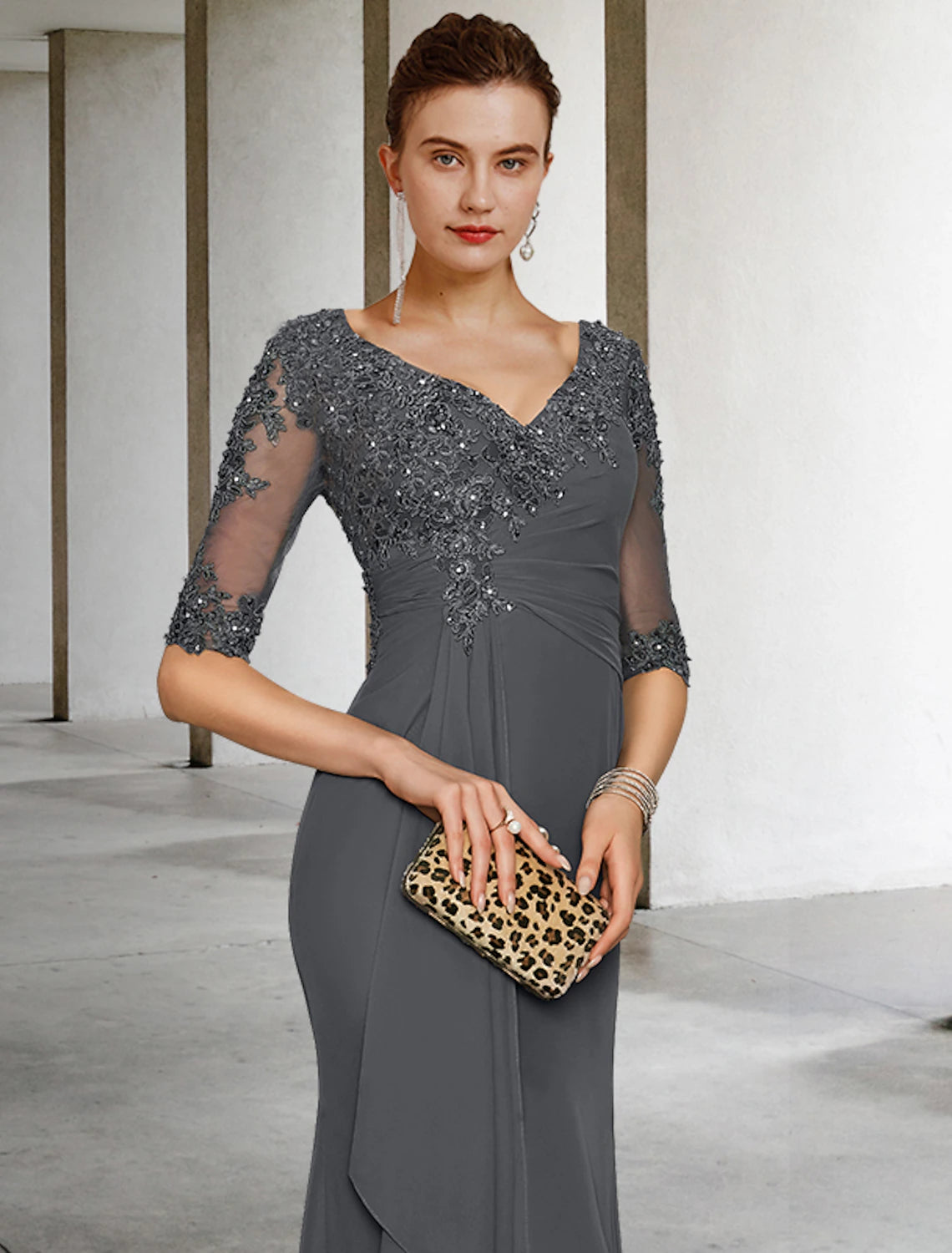 Meerjungfrau/Trompete Kleid für die Brautmutter, Vintage, elegant, V-Ausschnitt, Schleppe, Chiffon, Tüll, halbe Ärmel mit Applikationen, seitlich drapiert
