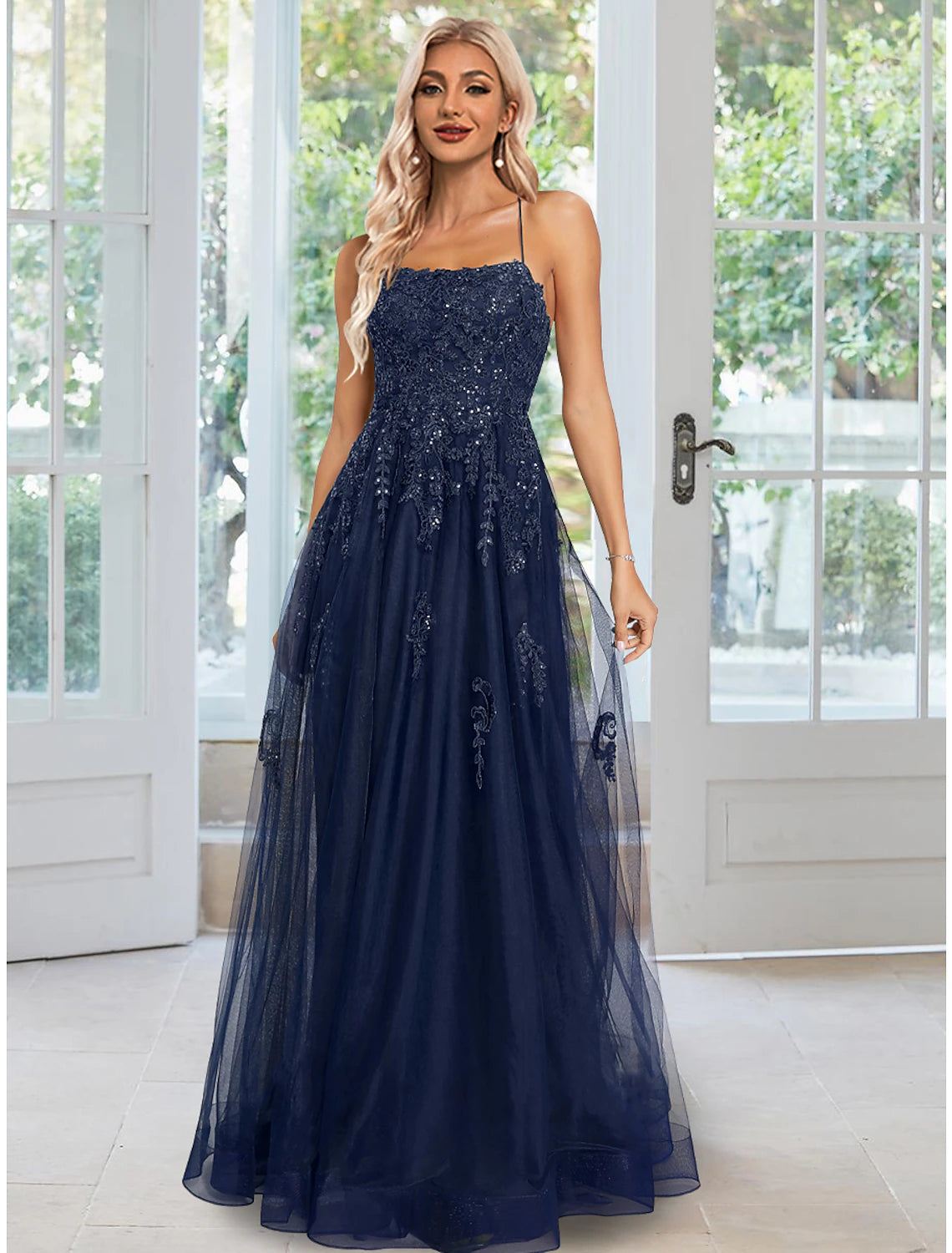 Robe de soirée trapèze fourreau/colonne à fleurs, longueur au sol, sans manches, bretelles spaghetti, tulle avec appliques à paillettes