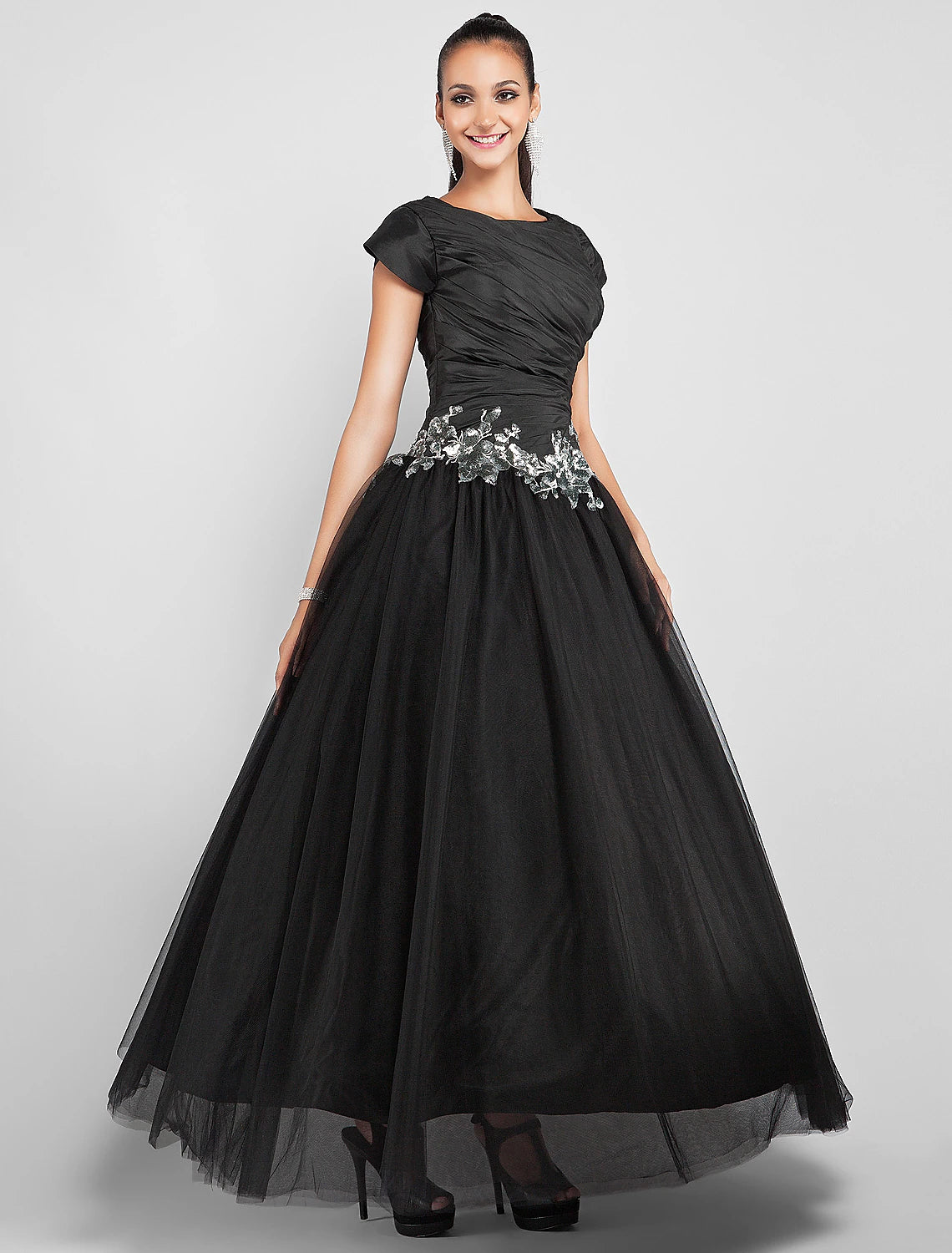Robe de bal, petite robe noire, robe de soirée formelle, longueur cheville, manches courtes, col bijou, taffetas avec appliques, drapé latéral