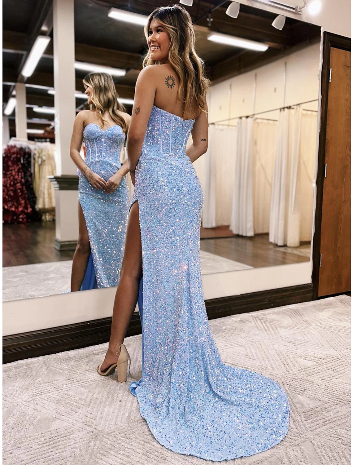 Robe de bal sirène/trompette scintillante et brillante, robe de soirée de mariage formelle, traîne, sans manches, décolleté en cœur, paillettes, dos nu, fente à paillettes