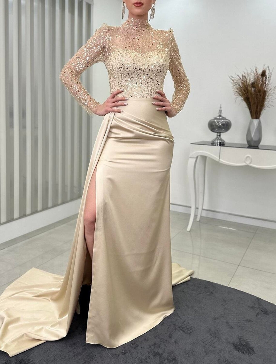 Meerjungfrau/Trompete Abendkleid Elegantes Kleid Hochzeitsgast Herbst Hofschleppe Langarm Stehkragen Satin mit gerüschten Perlen Schlitz