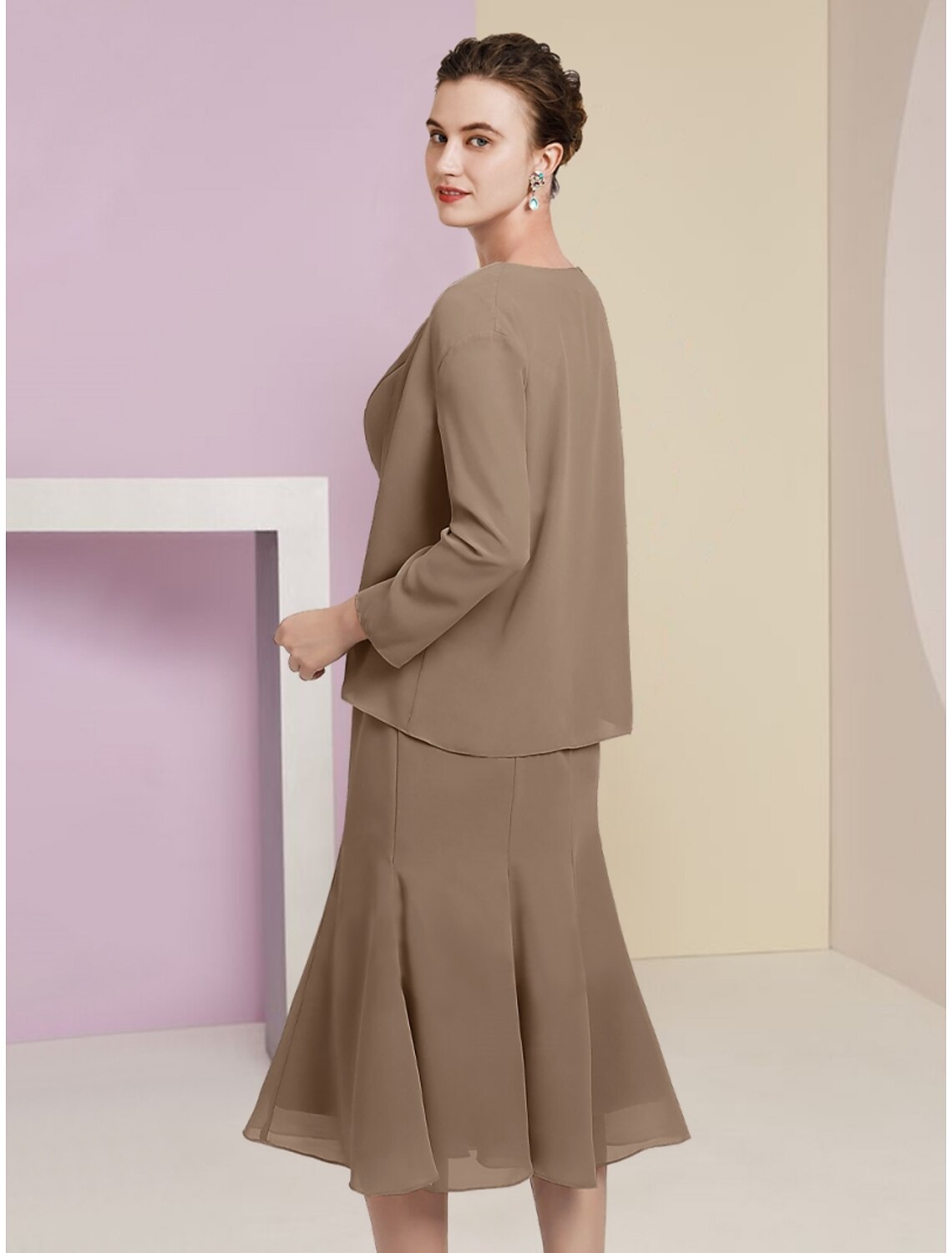 Meerjungfrau/Trompete Mutter der Braut Kleid Hochzeitsgast Elegante Scoop Neck Tee Länge Chiffon Langarm mit Kristallen Rüschen
