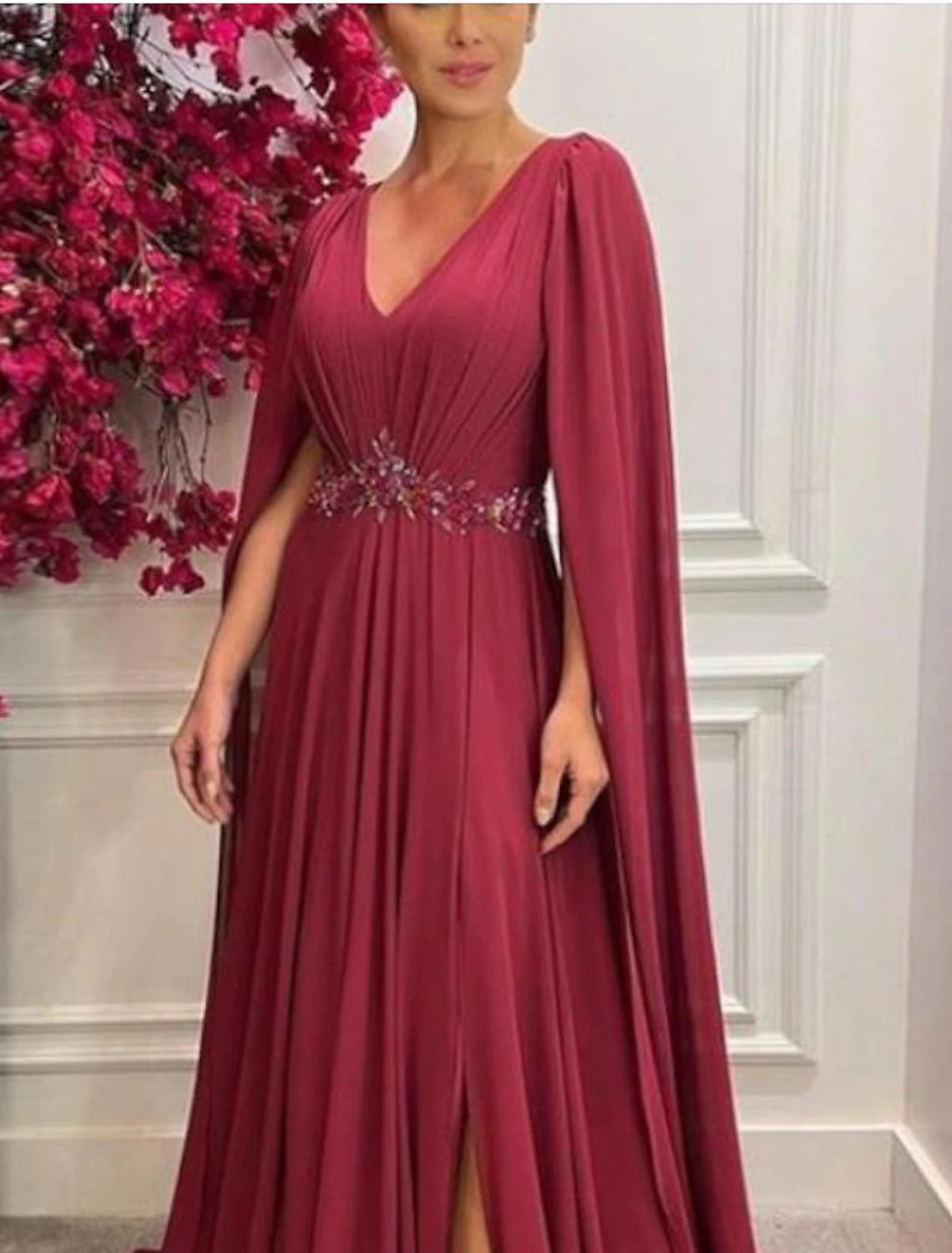 A-Linien-Kleid für die Mutter der Braut, formeller Hochzeitsgast, elegant, V-Ausschnitt, Schleppe/Pinselzug, Chiffon, ärmellos, mit Falten, Schlitz vorne, Kristallbrosche