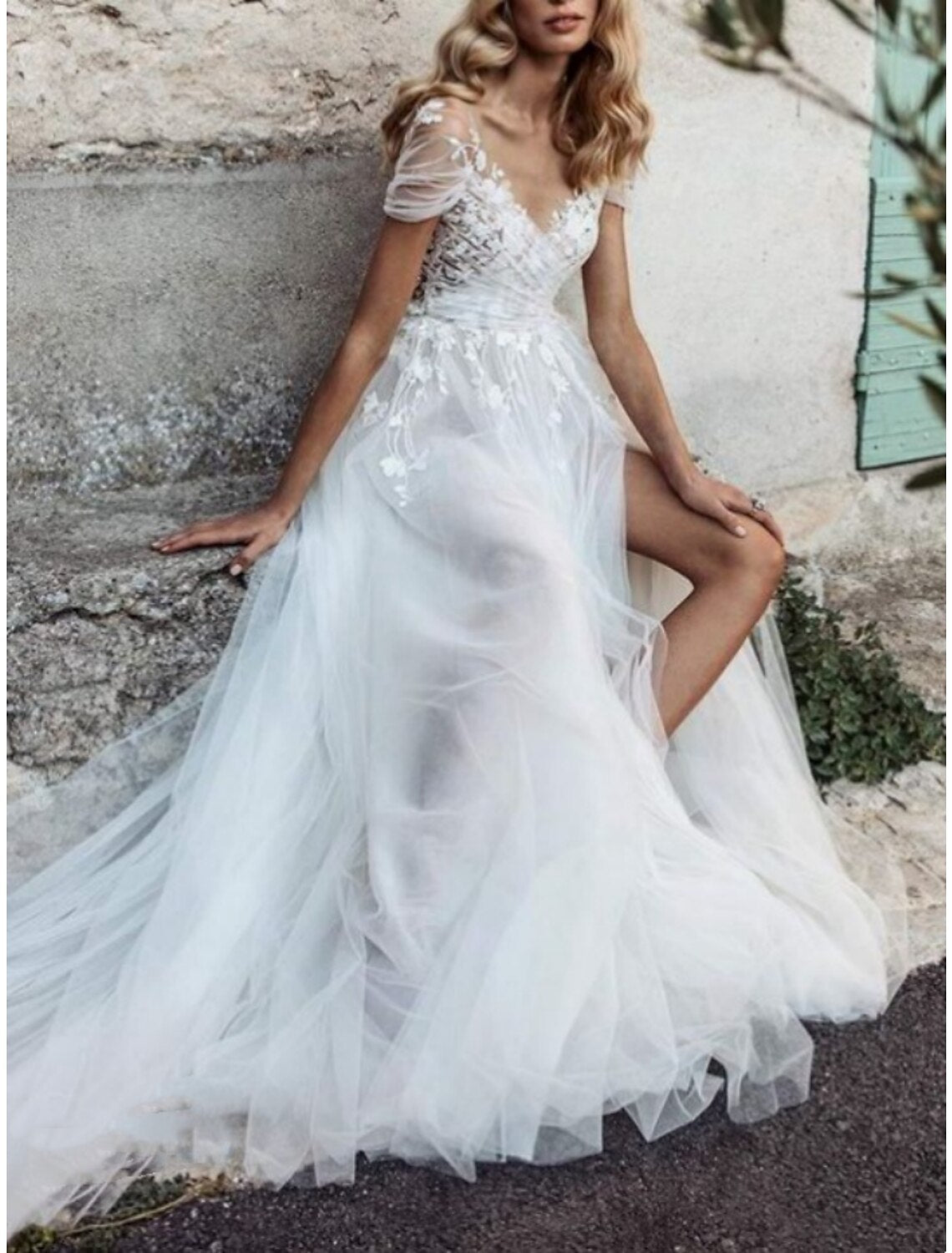 Robes de mariée de plage pour femmes mûres, coupe trapèze, col en V, manches courtes, traîne courte, en dentelle, avec plis et fente sur le devant