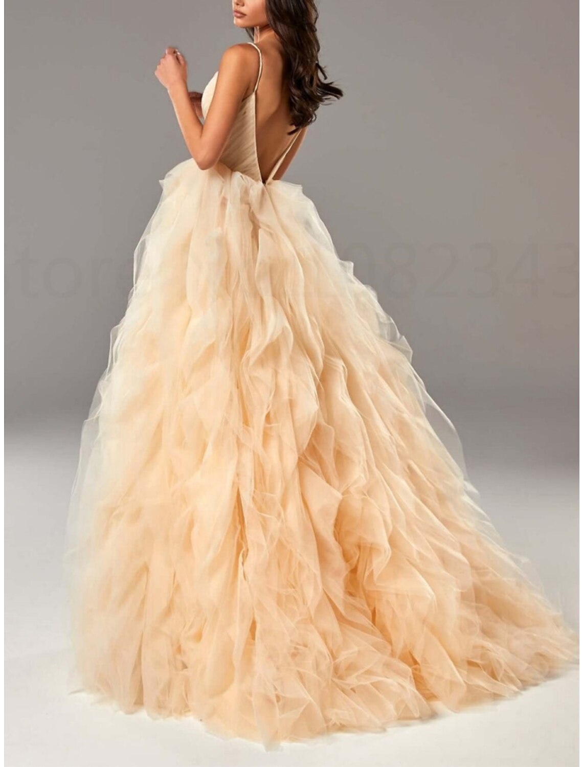 Robe de bal trapèze élégante, longueur au sol, sans manches, bretelles spaghetti, tulle avec plis et volants
