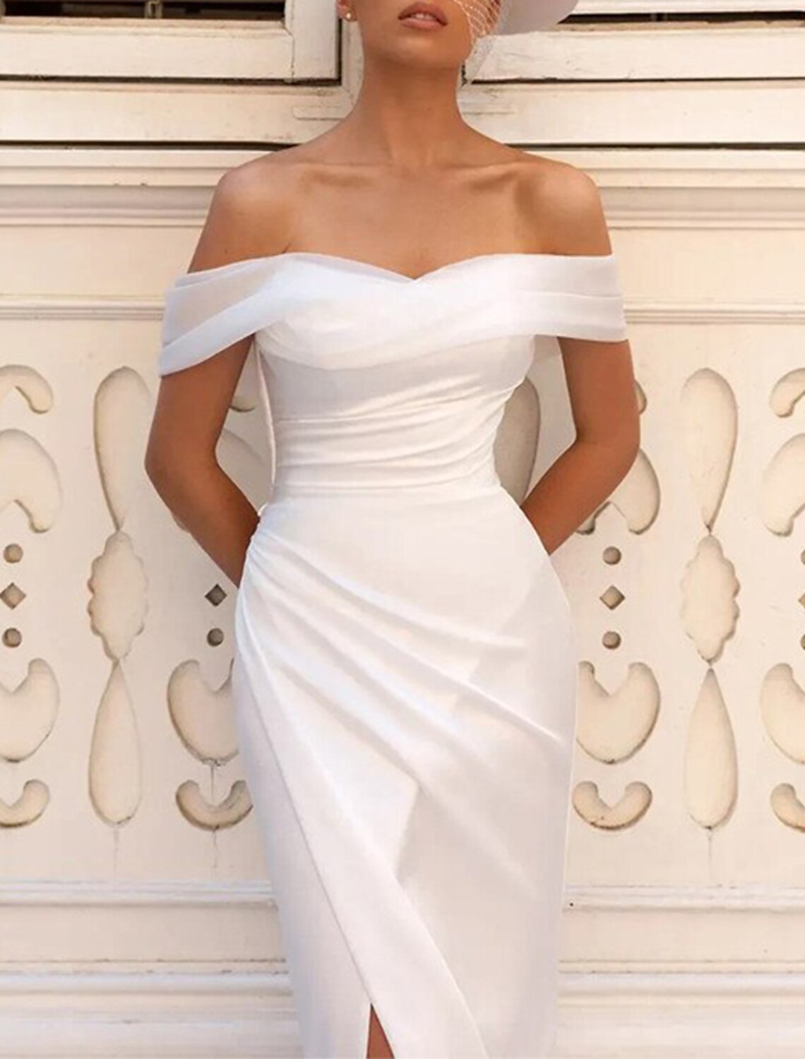Robe de mariée sirène/trompette, épaules dénudées, manches courtes, traîne courte, en mousseline, avec fente sur le devant.