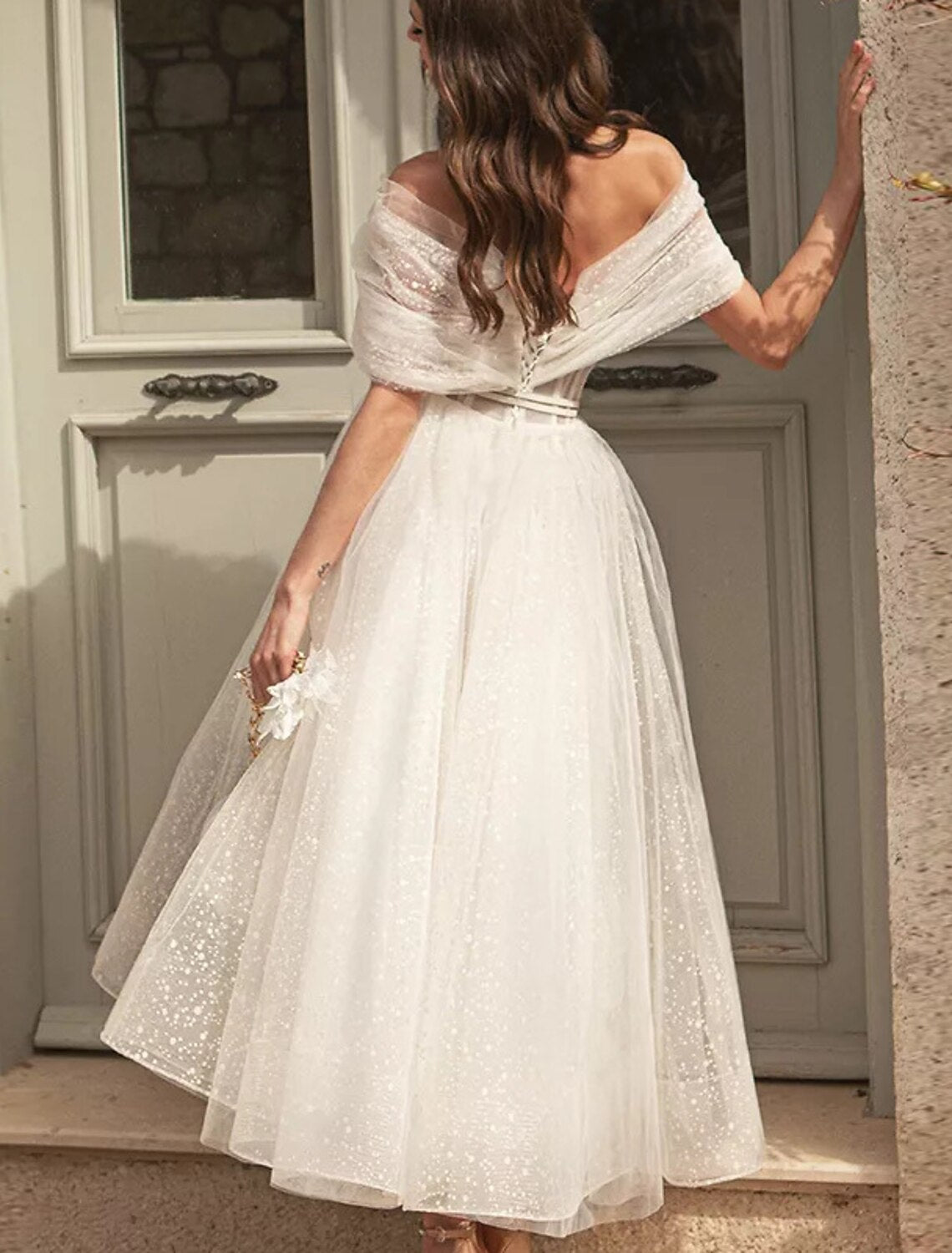 Robe de cocktail trapèze noire vintage, robe de remise de diplôme, invitée de mariage, longueur thé, manches courtes, épaules dénudées, paillettes avec ceinture/ruban, paillettes froncées