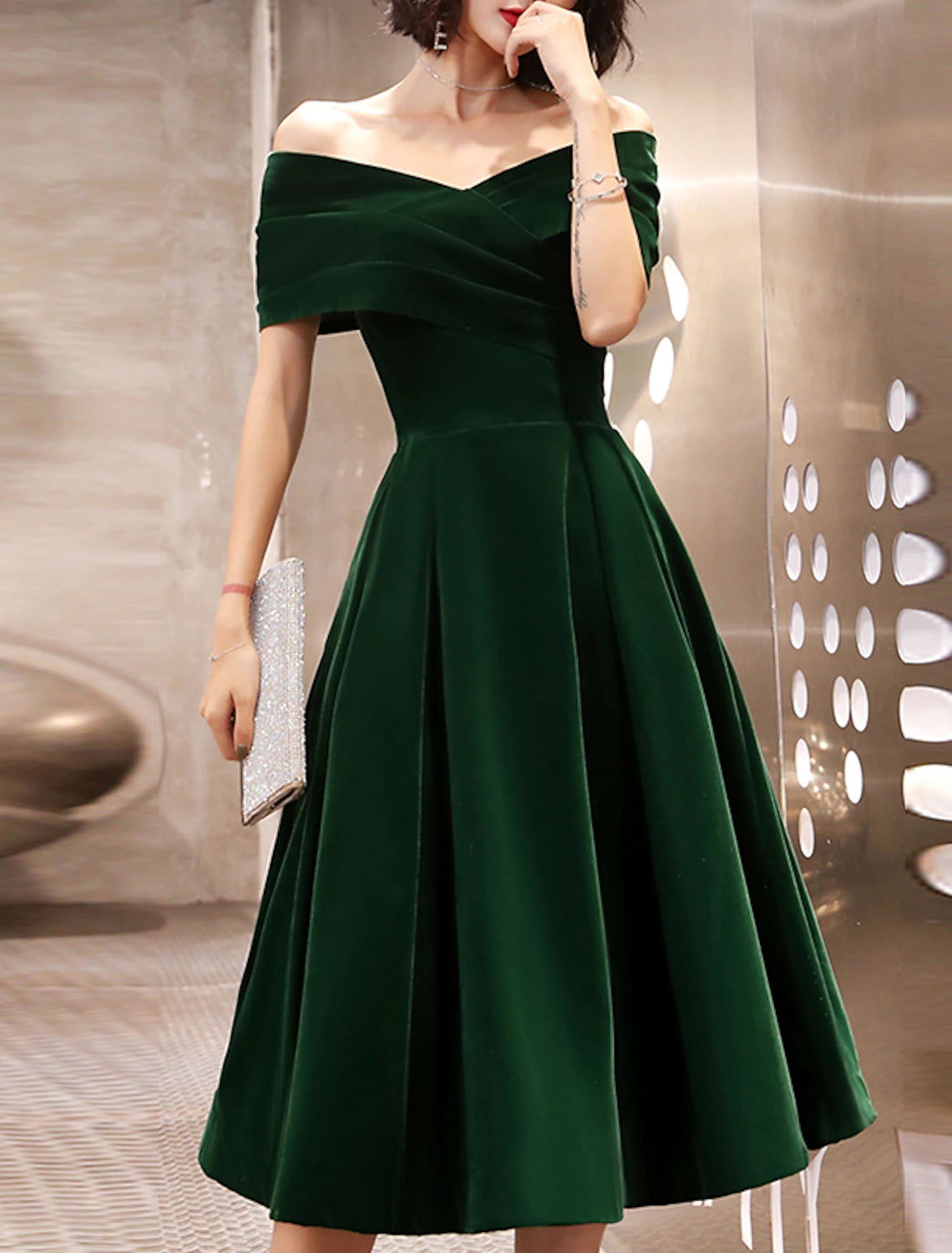 Robe de cocktail trapèze noire à manches courtes et épaules dénudées en velours avec fronces