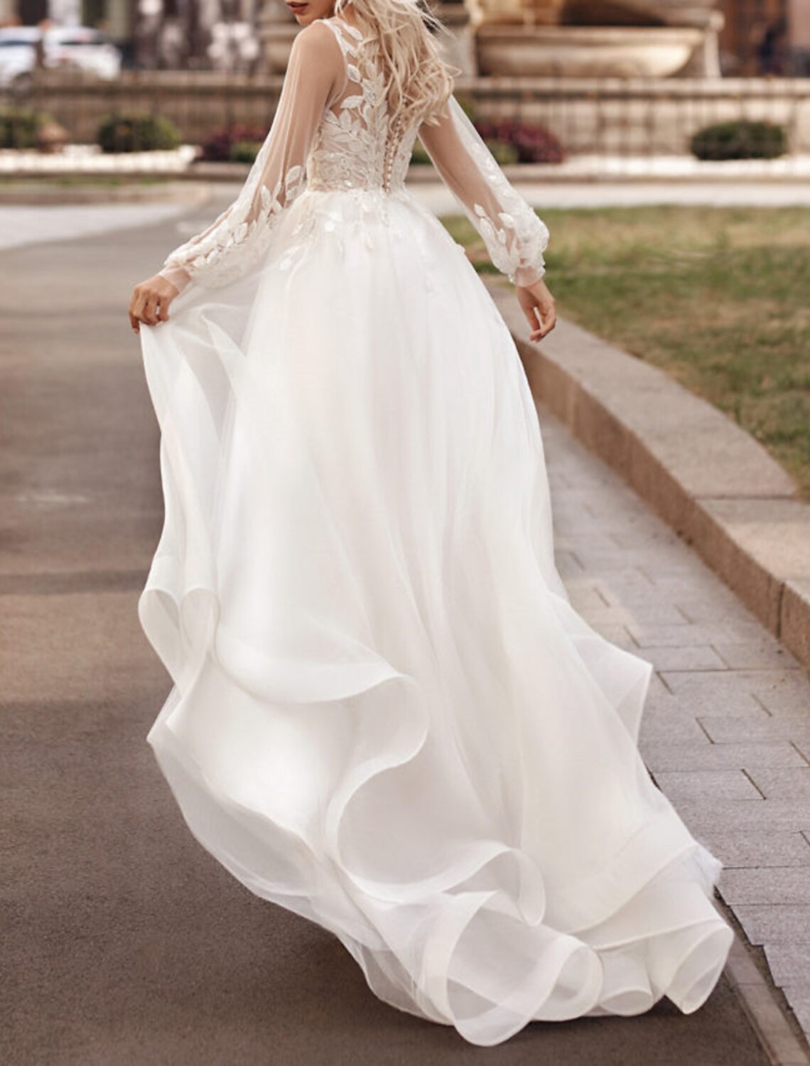 Robe de mariée bohème de plage, coupe trapèze, col en V, manches longues, traîne courte, en dentelle, avec appliques, couleur unie