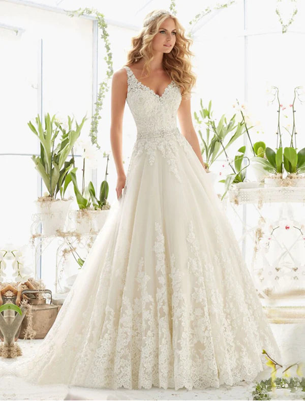 Robe de mariée sexy dos nu, coupe trapèze, col en V, sans manches, traîne courte, en dentelle