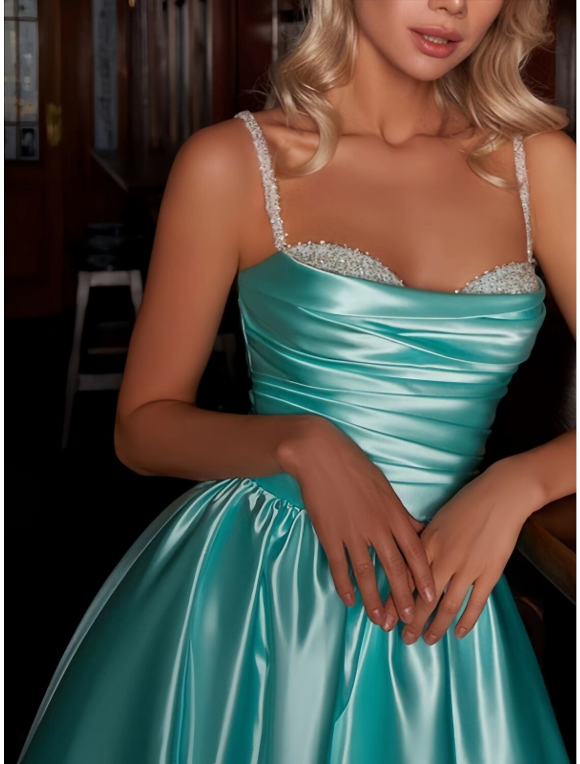 Robe de cocktail trapèze, robe de soirée, robe de mariée, longueur genou, sans manches, bretelles spaghetti, satin avec plis, froncée, paillettes