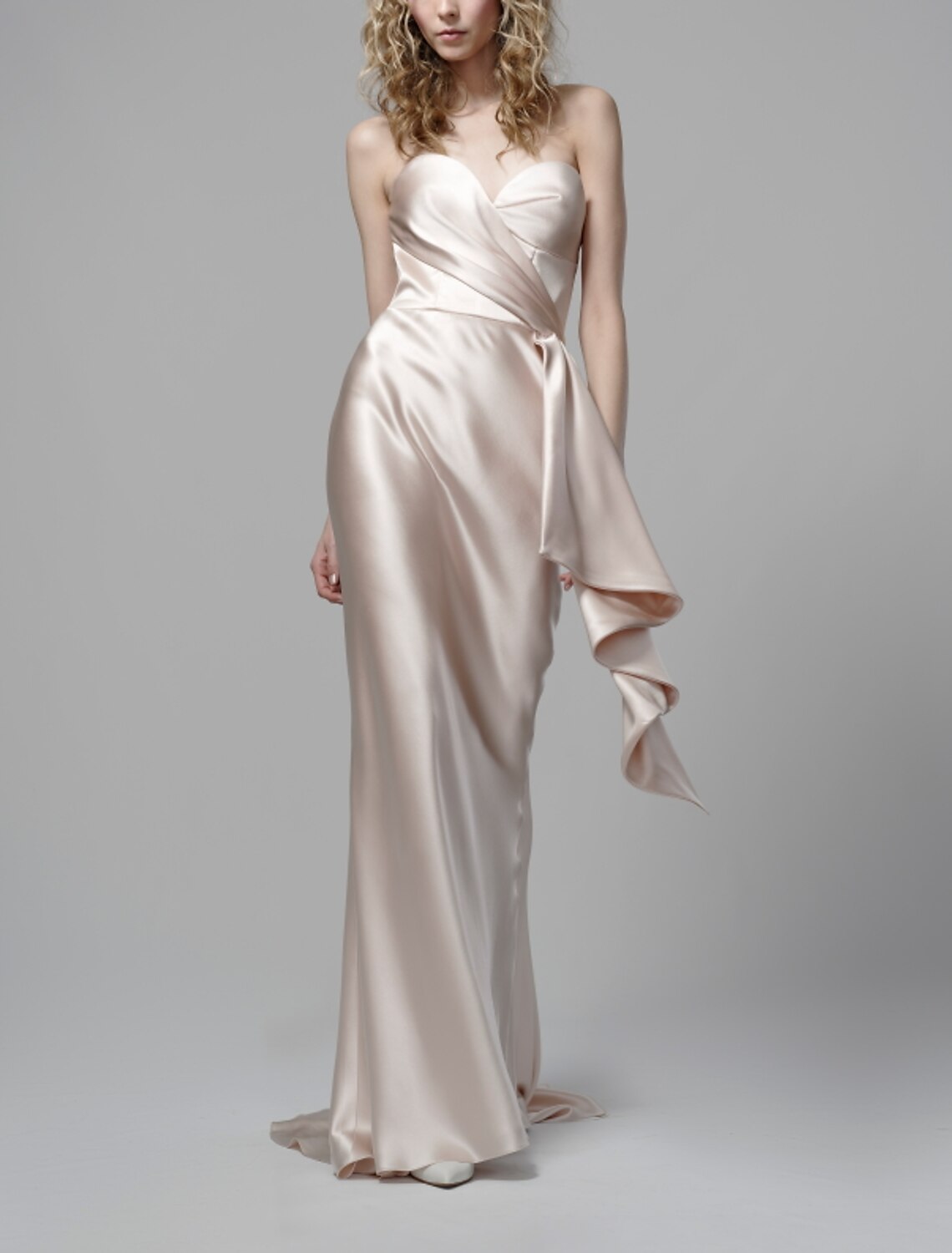 Etui-/Säulen-Abendkleid, elegantes Kleid, Verlobungskleid, formeller Abend, Sweep/Pinselzug, ärmellos, trägerlos, italienischer Satin mit Drapierung