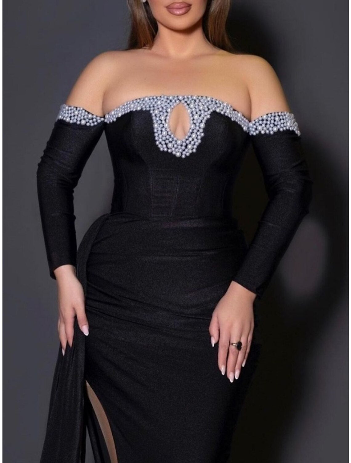 Etui-/Säulen-Abendkleid, elegantes Kleid, formelle Schleppe, schwarzes Kleid, lange Ärmel, schulterfrei, Satin mit Falten, gerüscht, Perlenbesatz