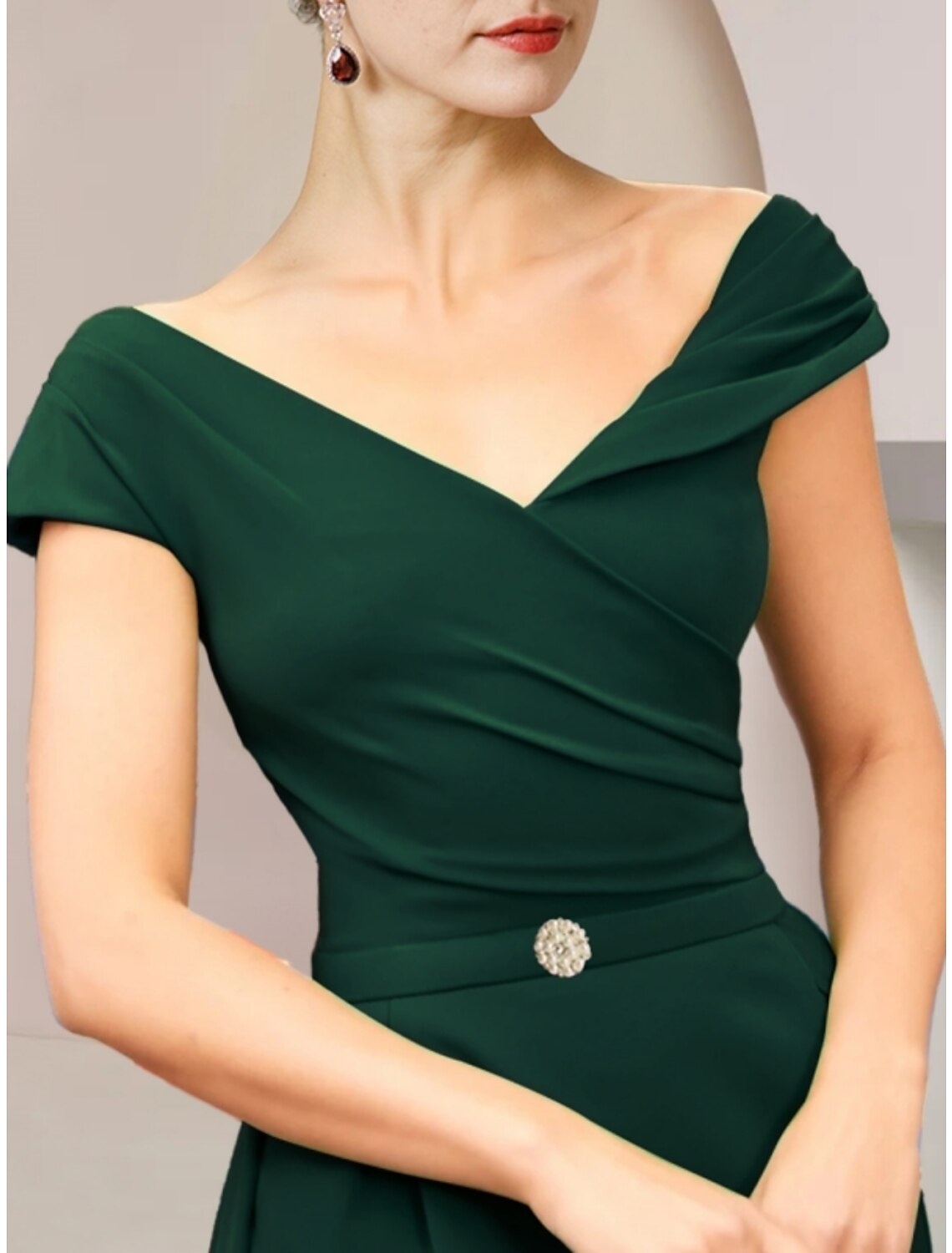 Etuikleid/Säulenkleid für die Mutter der Braut, Hochzeitsgast, Party, elegant, V-Ausschnitt, knöchellang, Stretch-Stoff, kurze Ärmel, mit Falten, Kristallbrosche