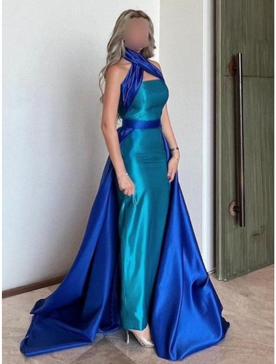 Robe de soirée trapèze élégante, traîne courte, sans manches, col licou, satin avec plis