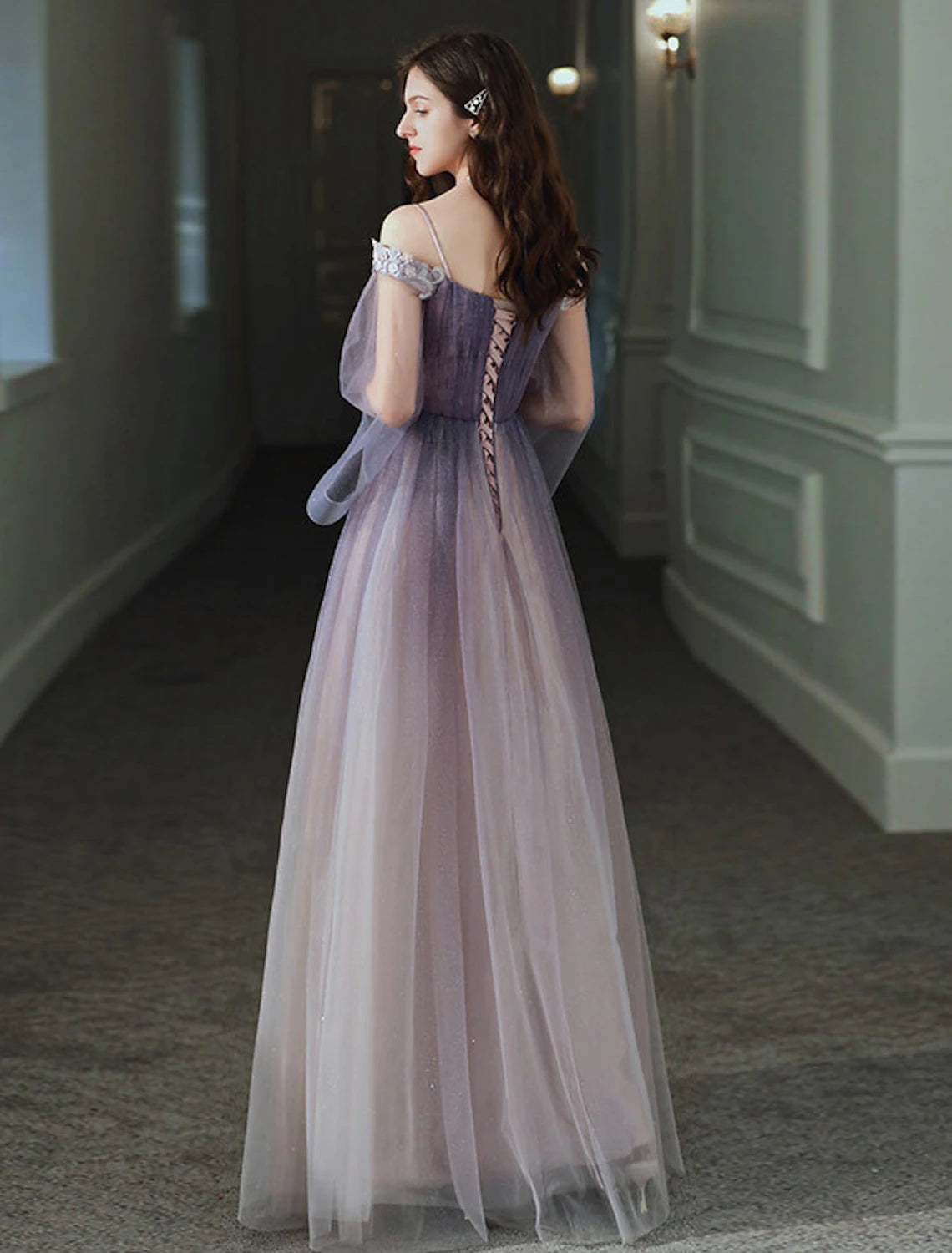 Robe de soirée trapèze élégante et minimaliste, épaules dénudées, manches longues, longueur au sol, en tulle avec applications