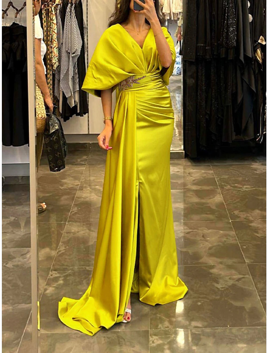 Etui-/Säulen-Abendkleid, elegantes Kleid, formelle Schleppe, halbe Ärmel, V-Ausschnitt, Satin mit Falten, gerüschte Kristalle