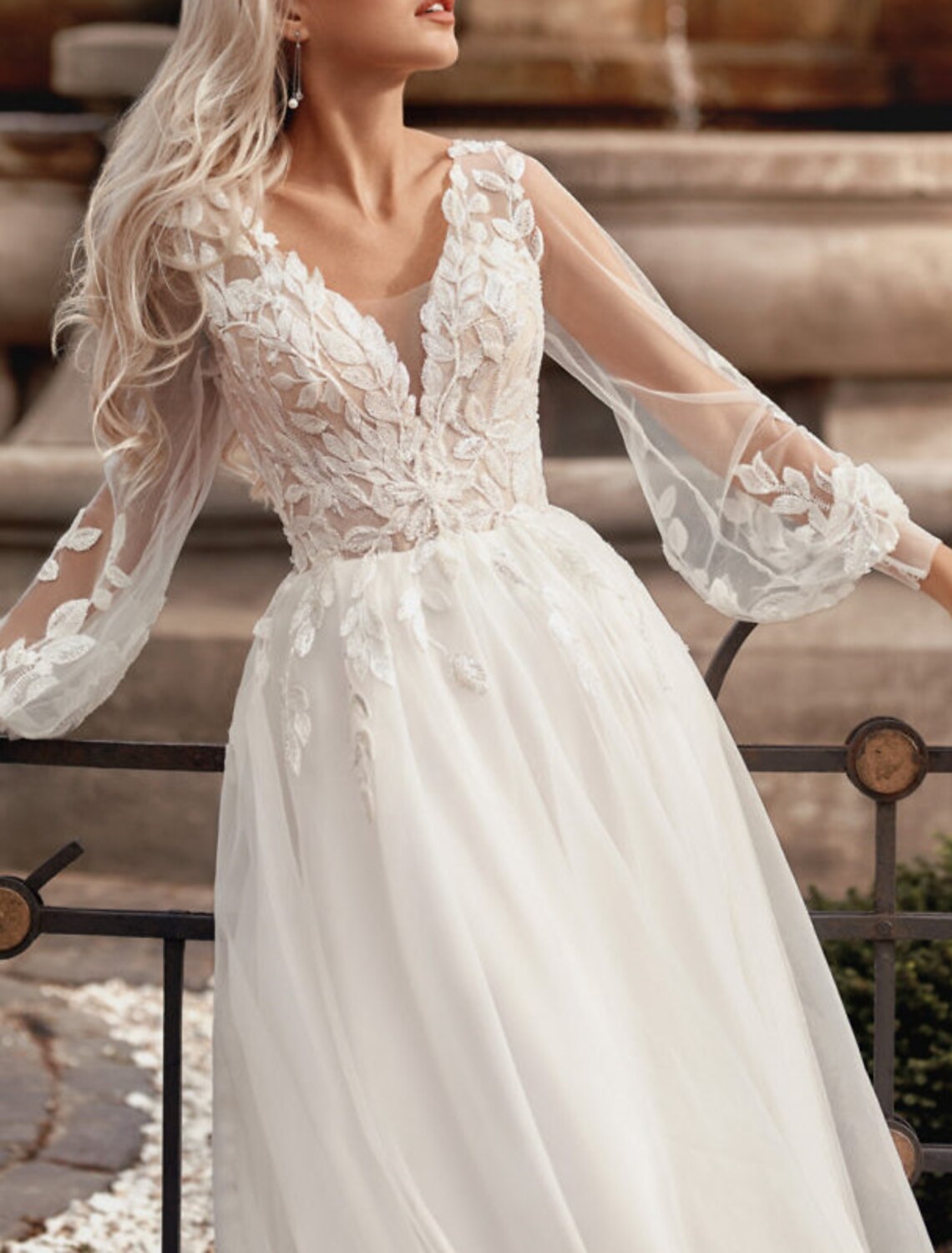 Robe de mariée bohème de plage, coupe trapèze, col en V, manches longues, traîne courte, en dentelle, avec appliques, couleur unie