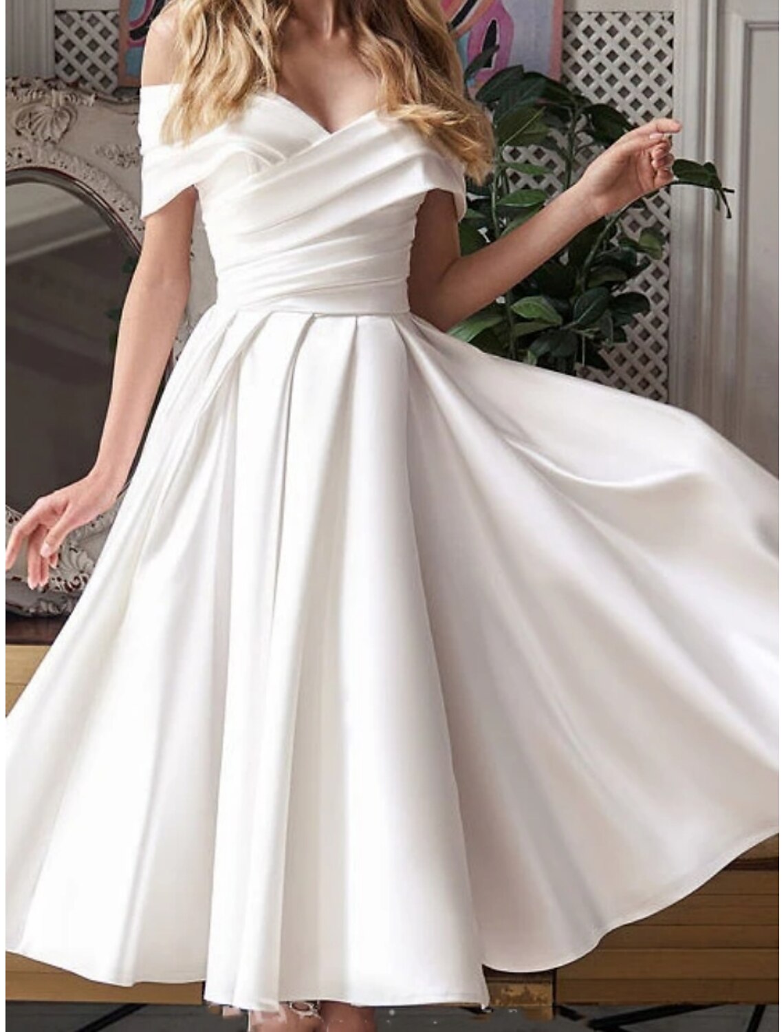 Kleine weiße Kleider Brautkleider A-Linie Off Shoulder Kurzarm Tee Länge Satin Brautkleider mit Falten Volltonfarbe