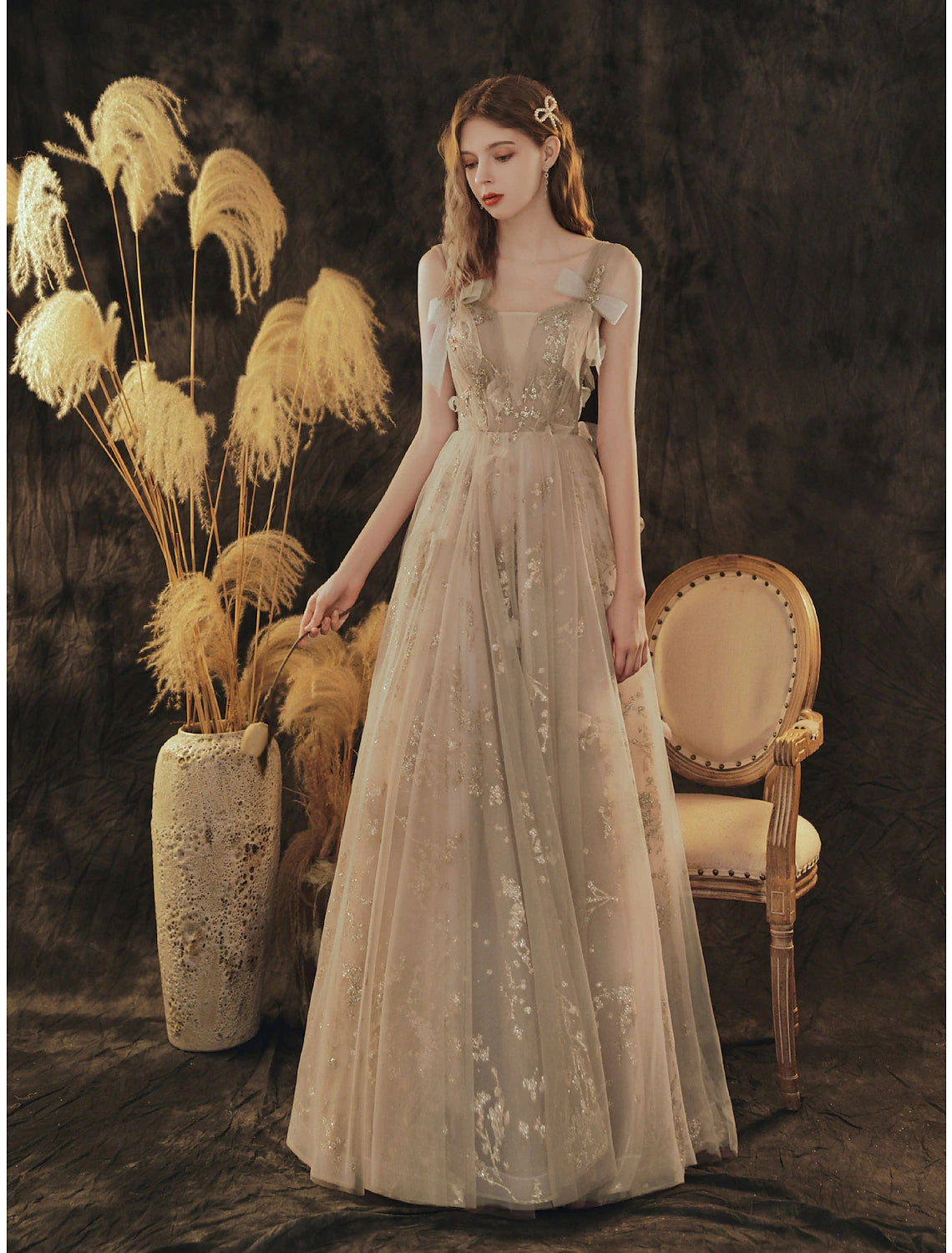 Robe de soirée élégante à fleurs, coupe trapèze, col rond, sans manches, longueur au sol, en tulle avec nœud(s) et plis