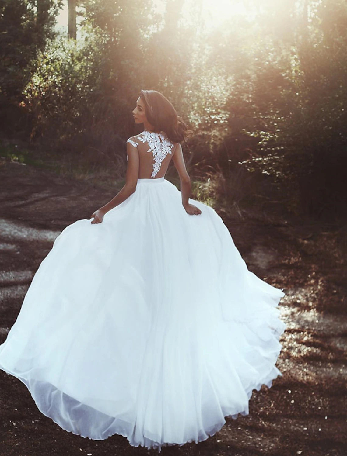 Robe de mariée dos nu, coupe trapèze, col illusion, manches courtes, traîne courte, en mousseline, avec plis et fente sur le devant