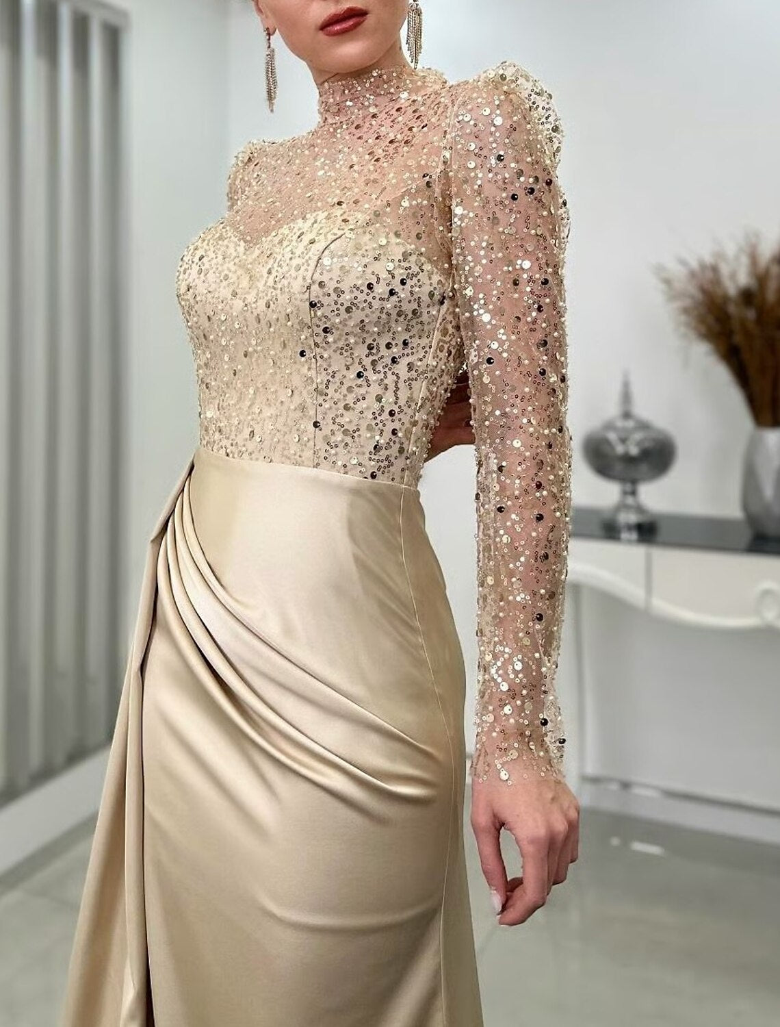 Meerjungfrau/Trompete Abendkleid Elegantes Kleid Hochzeitsgast Herbst Hofschleppe Langarm Stehkragen Satin mit gerüschten Perlen Schlitz