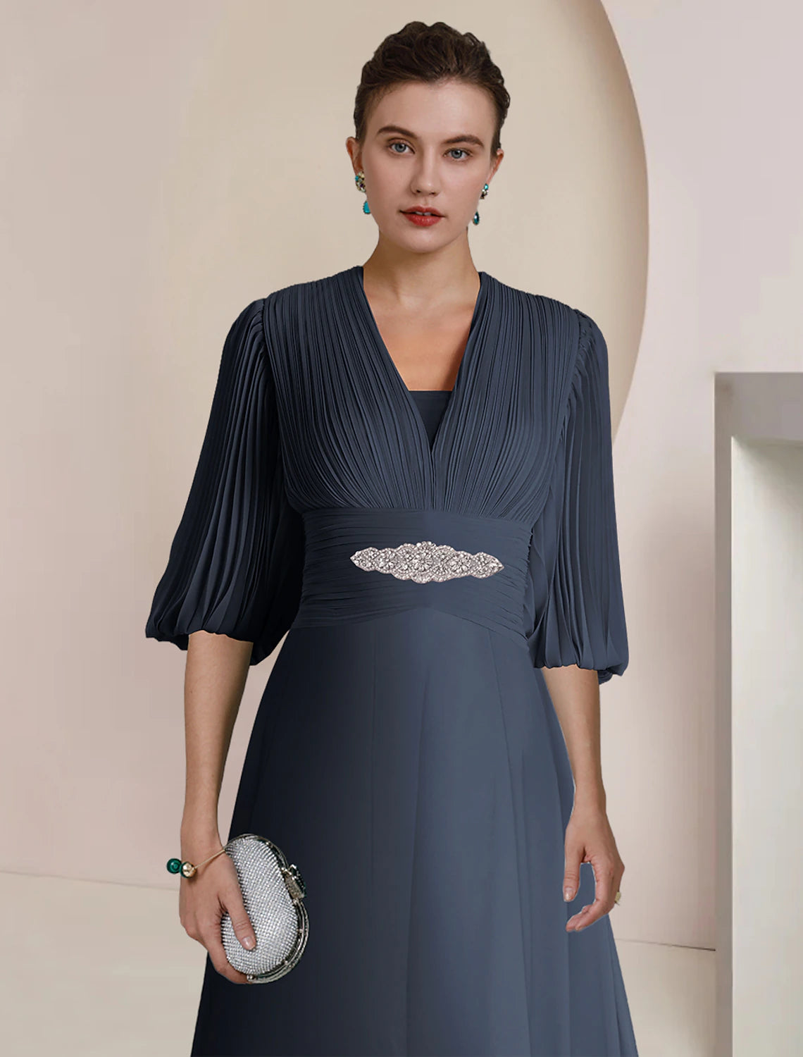 Robe de mère de la mariée trapèze, élégante, vintage, col en V, longueur thé, en mousseline, manches 3/4, avec plis et cristaux