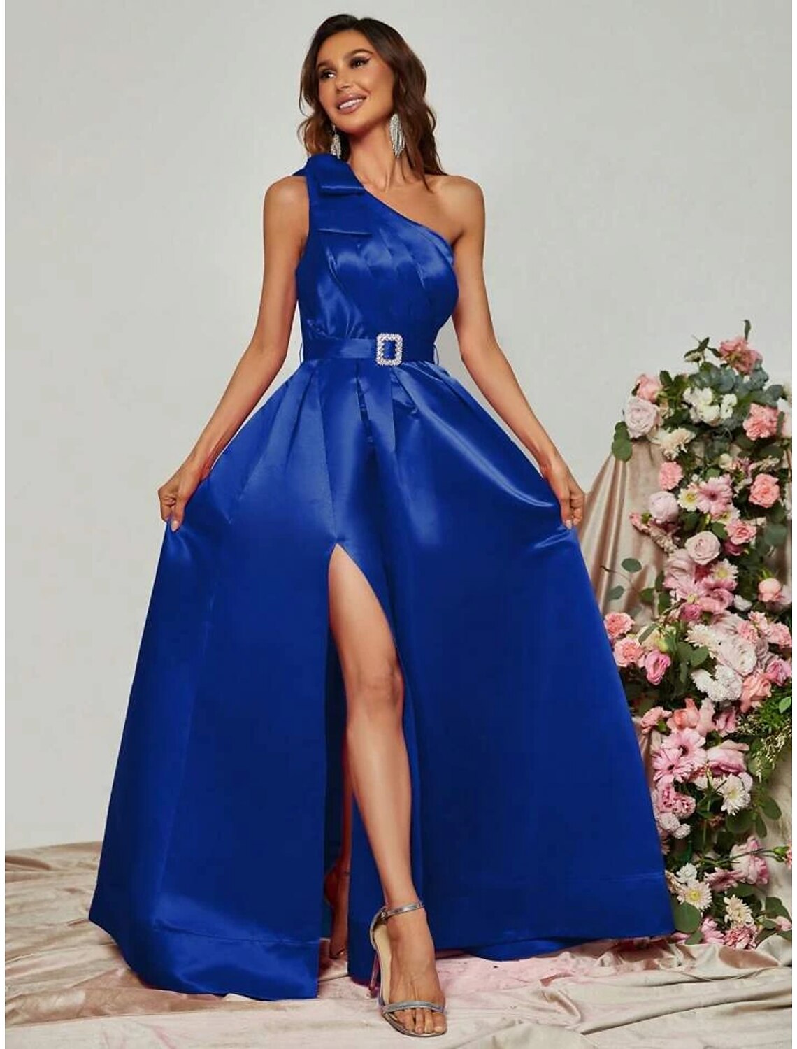 Robe de soirée trapèze noire grande taille, tenue de soirée formelle, longueur au sol, sans manches, asymétrique, en satin avec plis et bretelles fendues