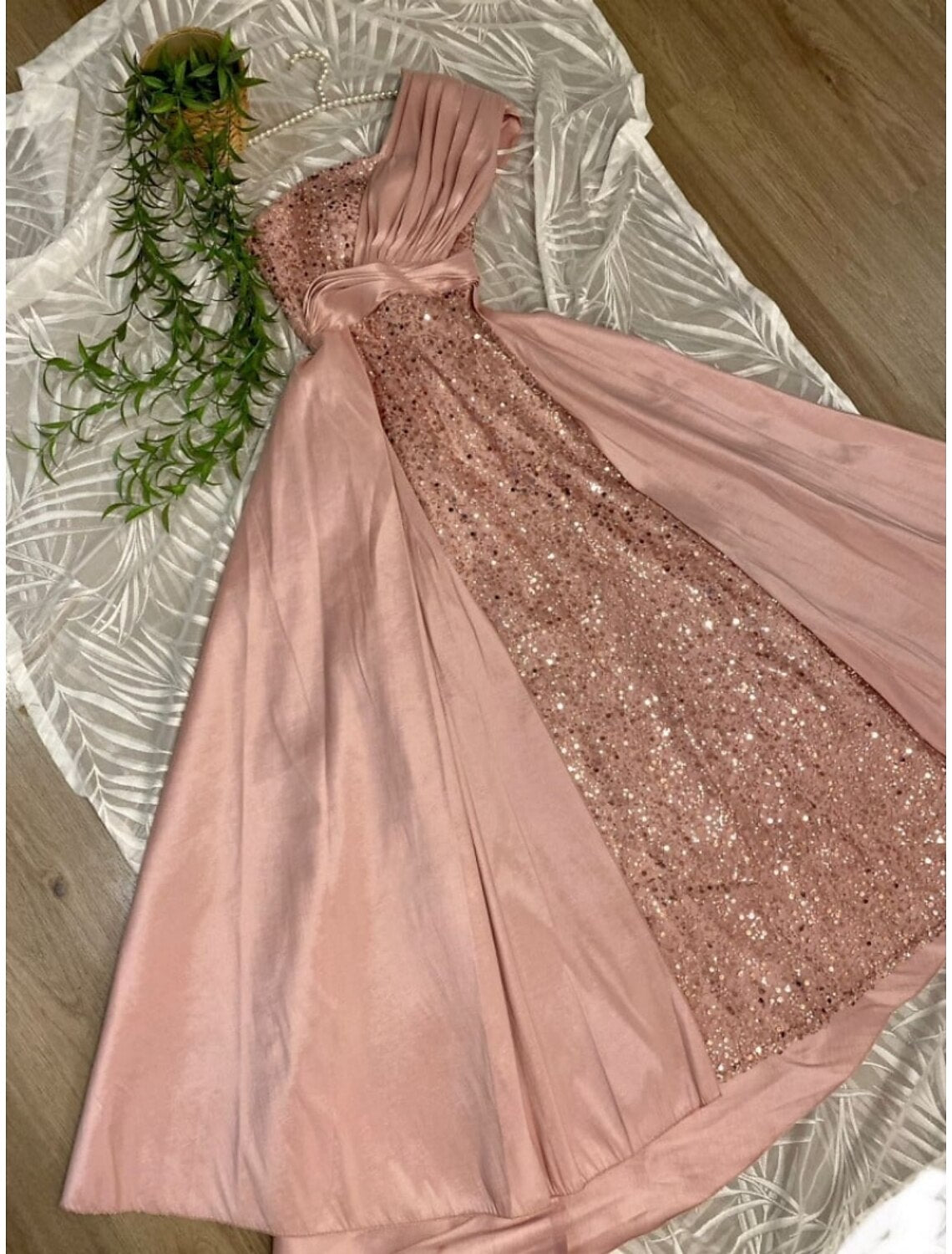 Etui-/Säulen-Abendkleid, elegantes Kleid, formell, Sweep/Pinselzug, kurze Ärmel, eine Schulter, Satin mit gerüschter Pailletten