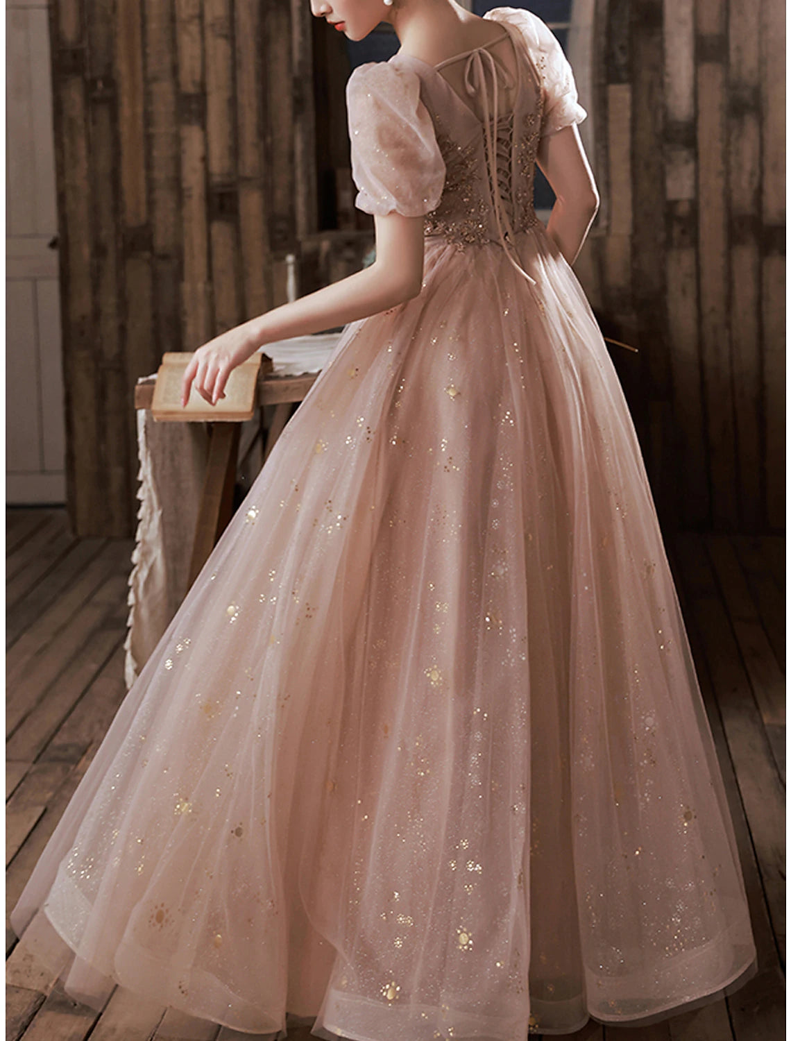 Robe de bal trapèze élégante, robe de fiançailles, longueur au sol, manches mi-longues, col carré, satin avec applications