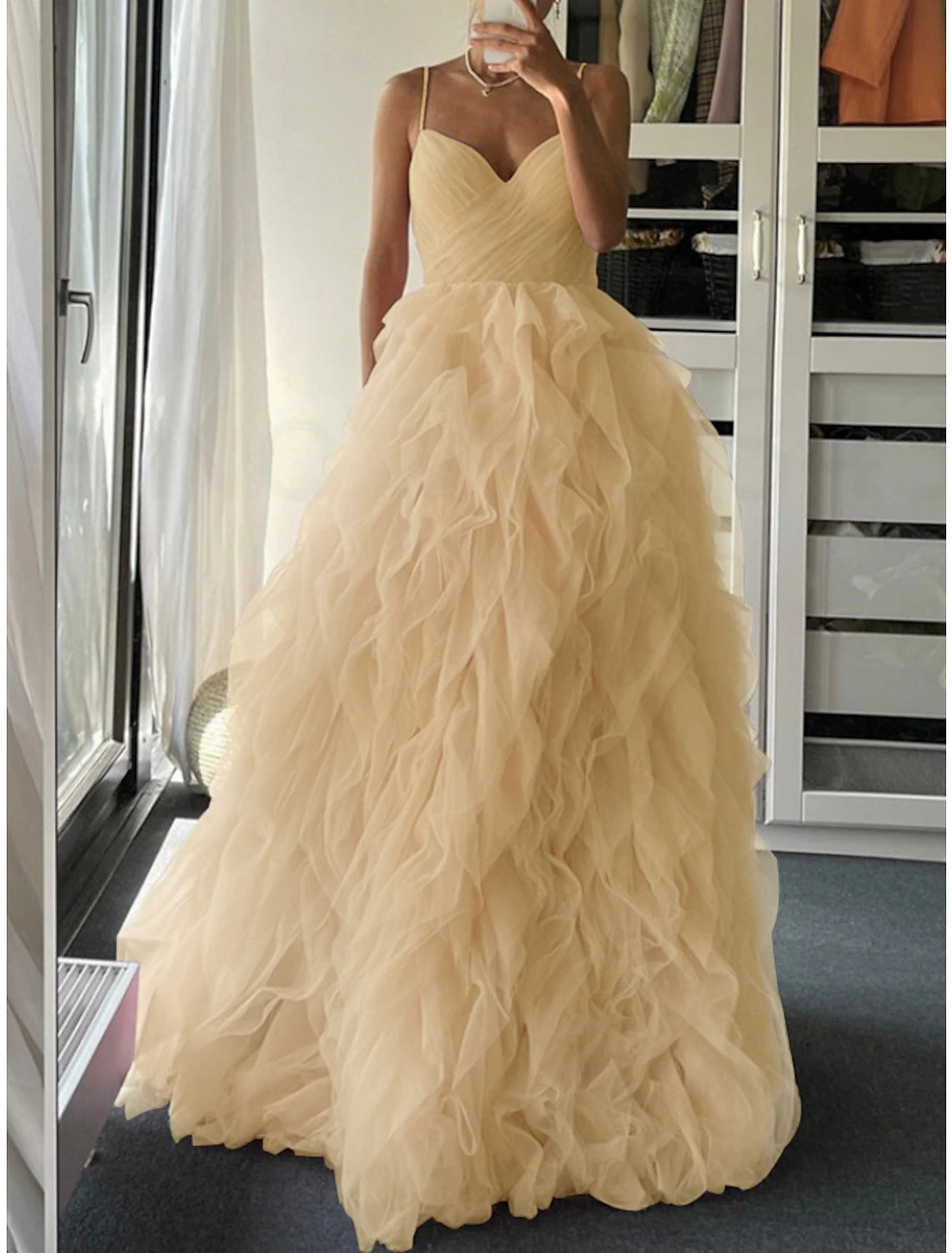 Robe de bal trapèze élégante, longueur au sol, sans manches, bretelles spaghetti, tulle avec plis et volants