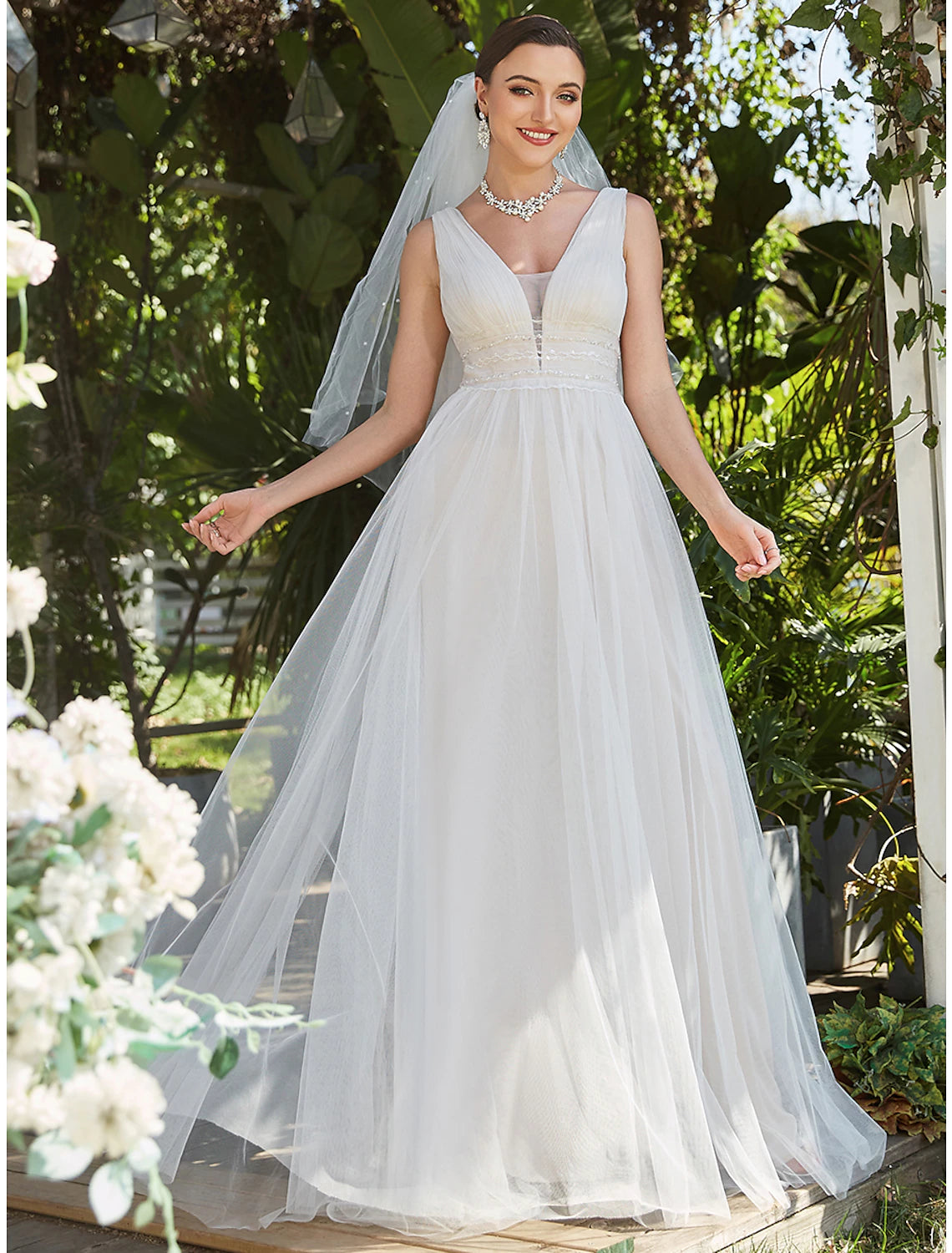 Robe de mariée décontractée trapèze, col en V, sans manches, traîne courte, en tulle et dentelle brodée