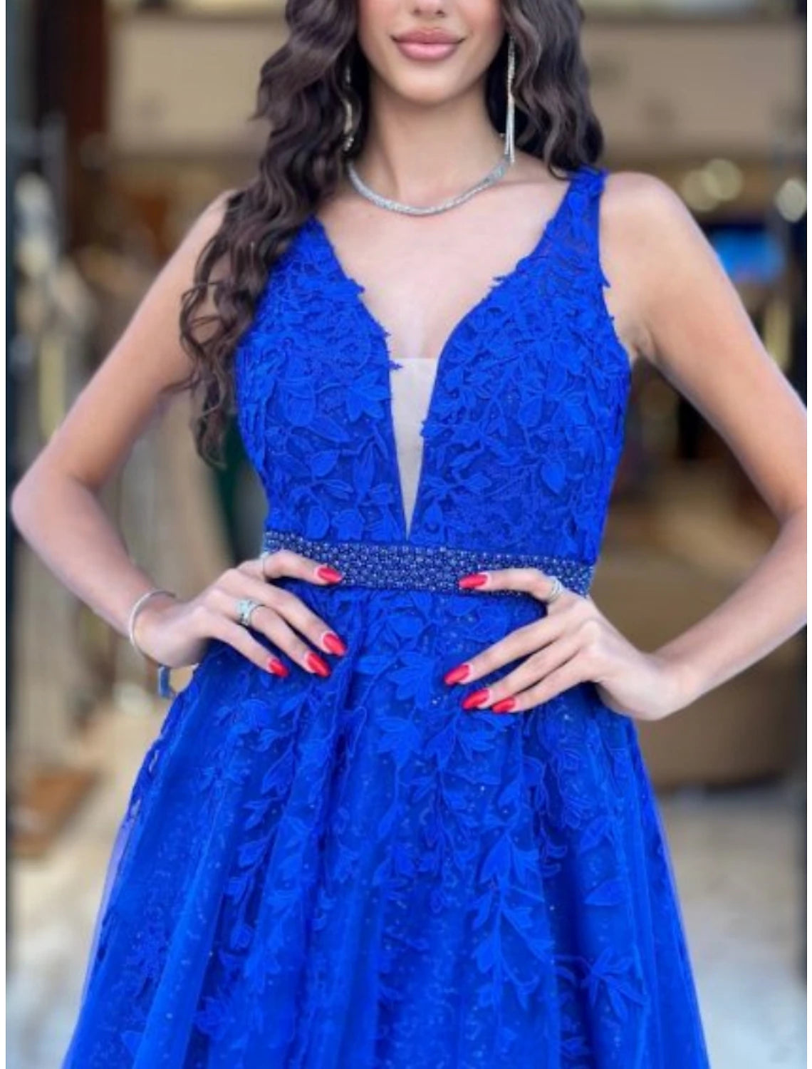 Robe de bal trapèze élégante, longueur au sol, sans manches, col en V, tulle avec plis et paillettes appliquées