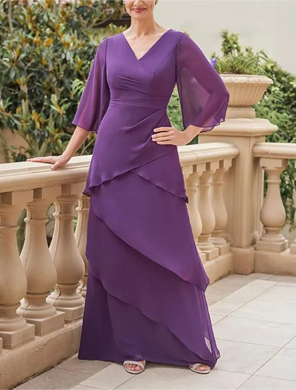 A-Linien-Kleid für die Mutter der Braut, formeller Hochzeitsgast, elegant, V-Ausschnitt, bodenlang, Chiffon, halbe Ärmel, mit kaskadierenden Rüschen, Rüschen, einfarbig