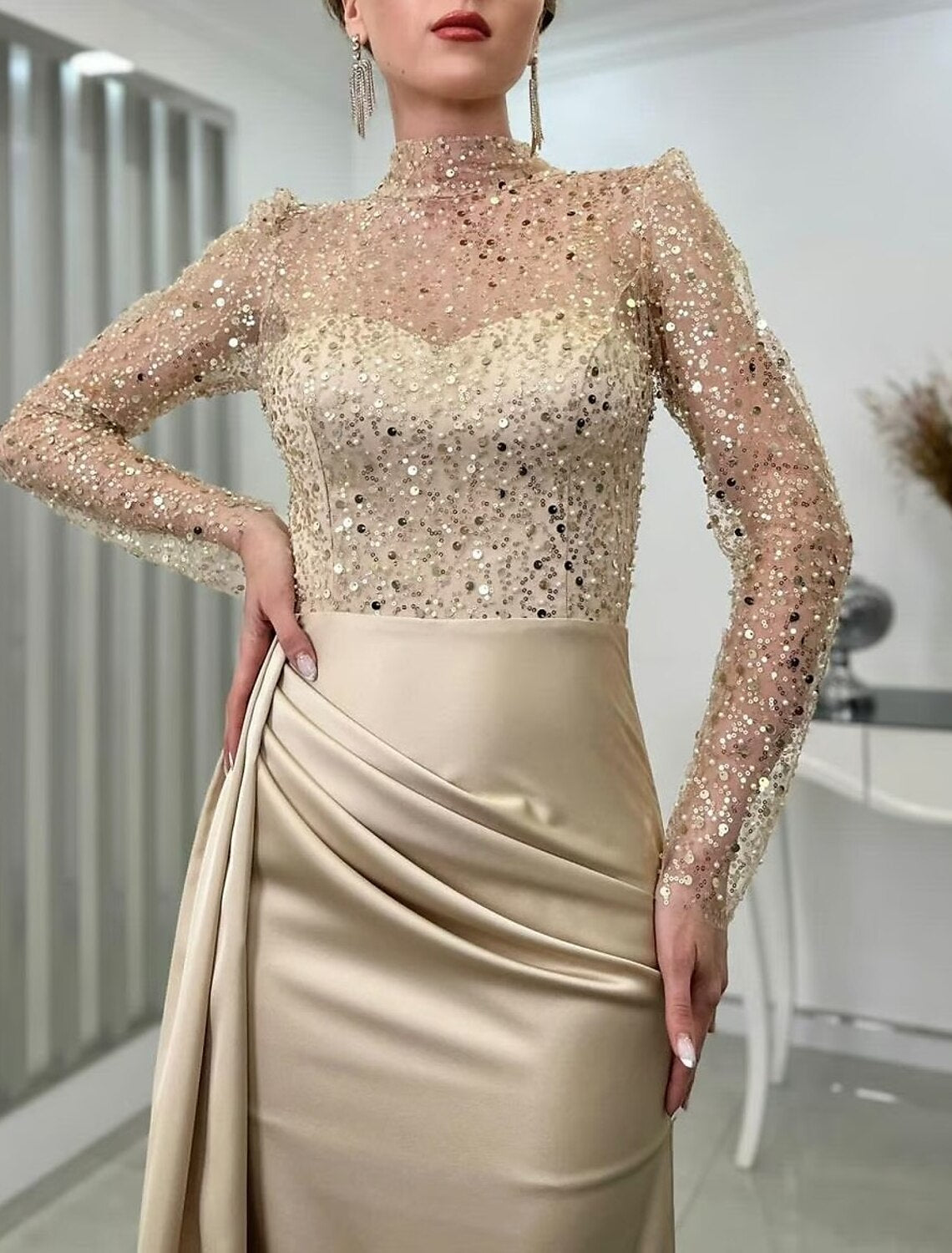 Meerjungfrau/Trompete Abendkleid Elegantes Kleid Hochzeitsgast Herbst Hofschleppe Langarm Stehkragen Satin mit gerüschten Perlen Schlitz